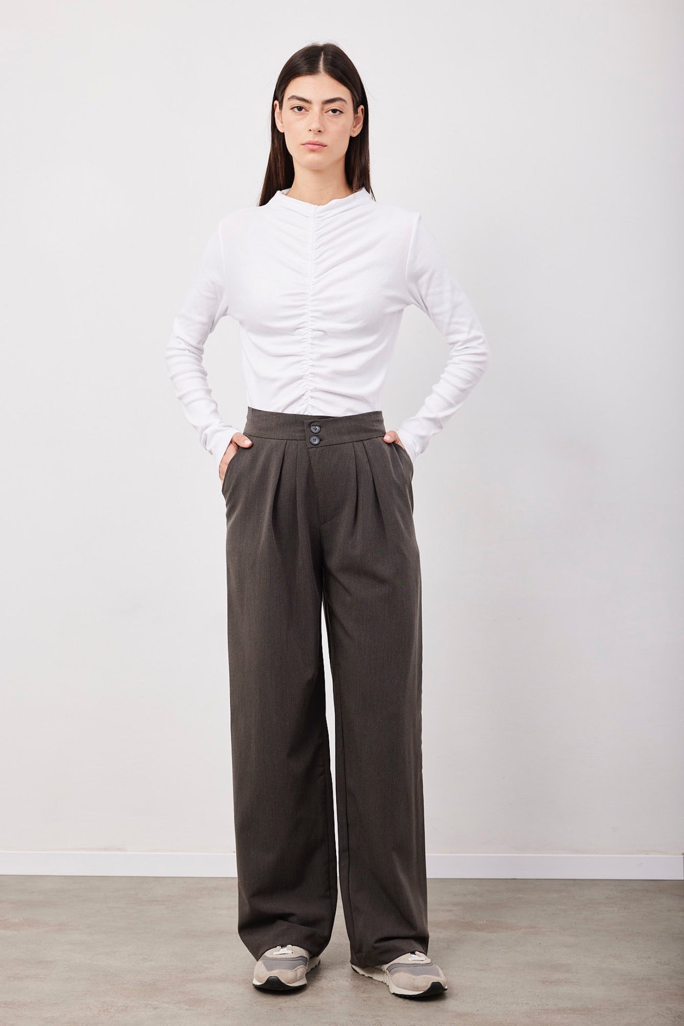 מכנסיים מחויטים עם סגירה א-סימטרית