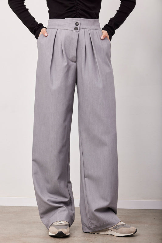 מכנסיים מחויטים עם סגירה א-סימטרית