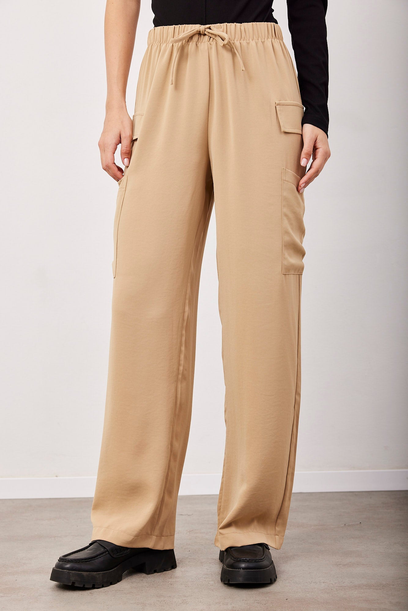 מכנסי קרגו במראה סאטן - ITAY BRANDS