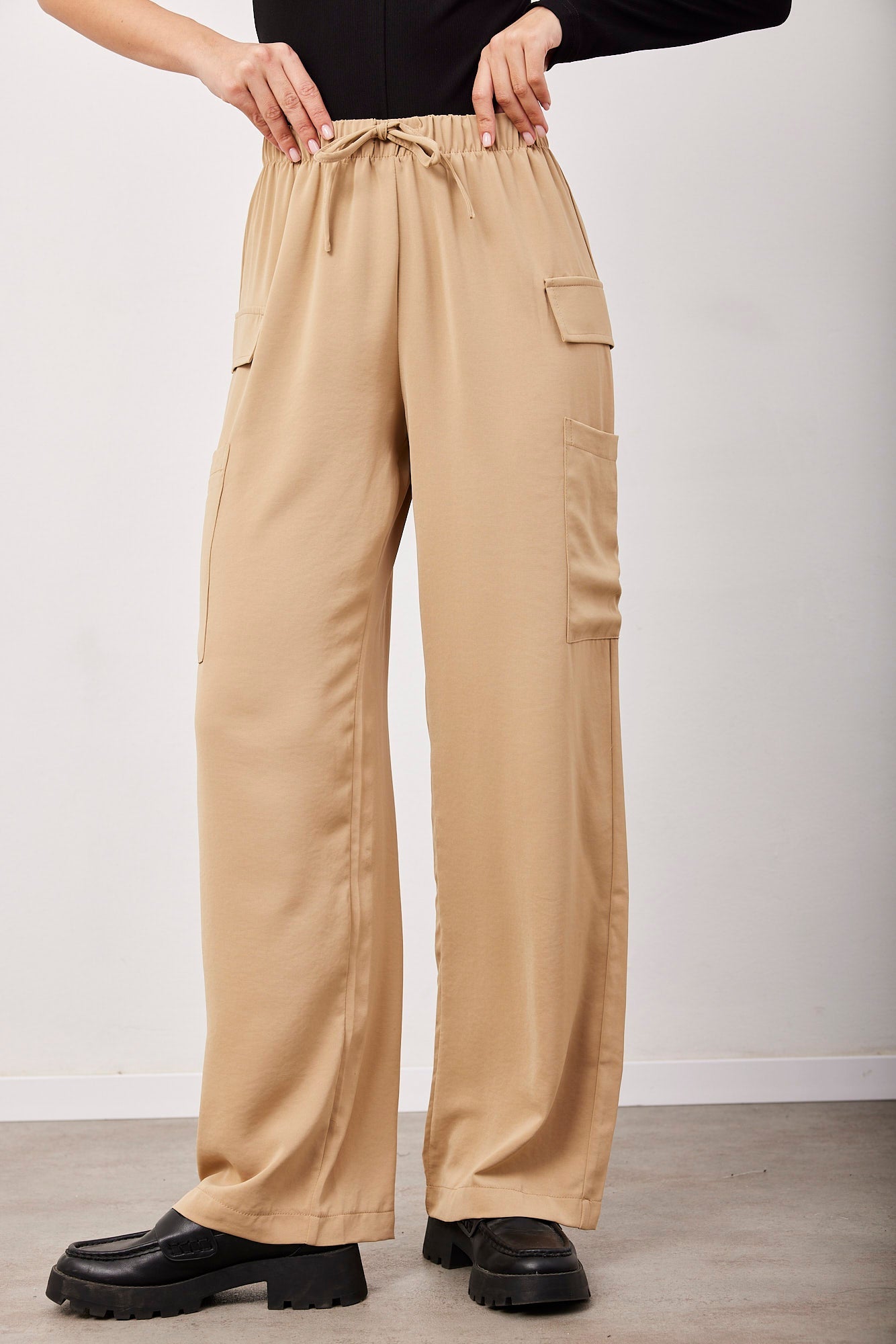 מכנסי קרגו במראה סאטן - ITAY BRANDS