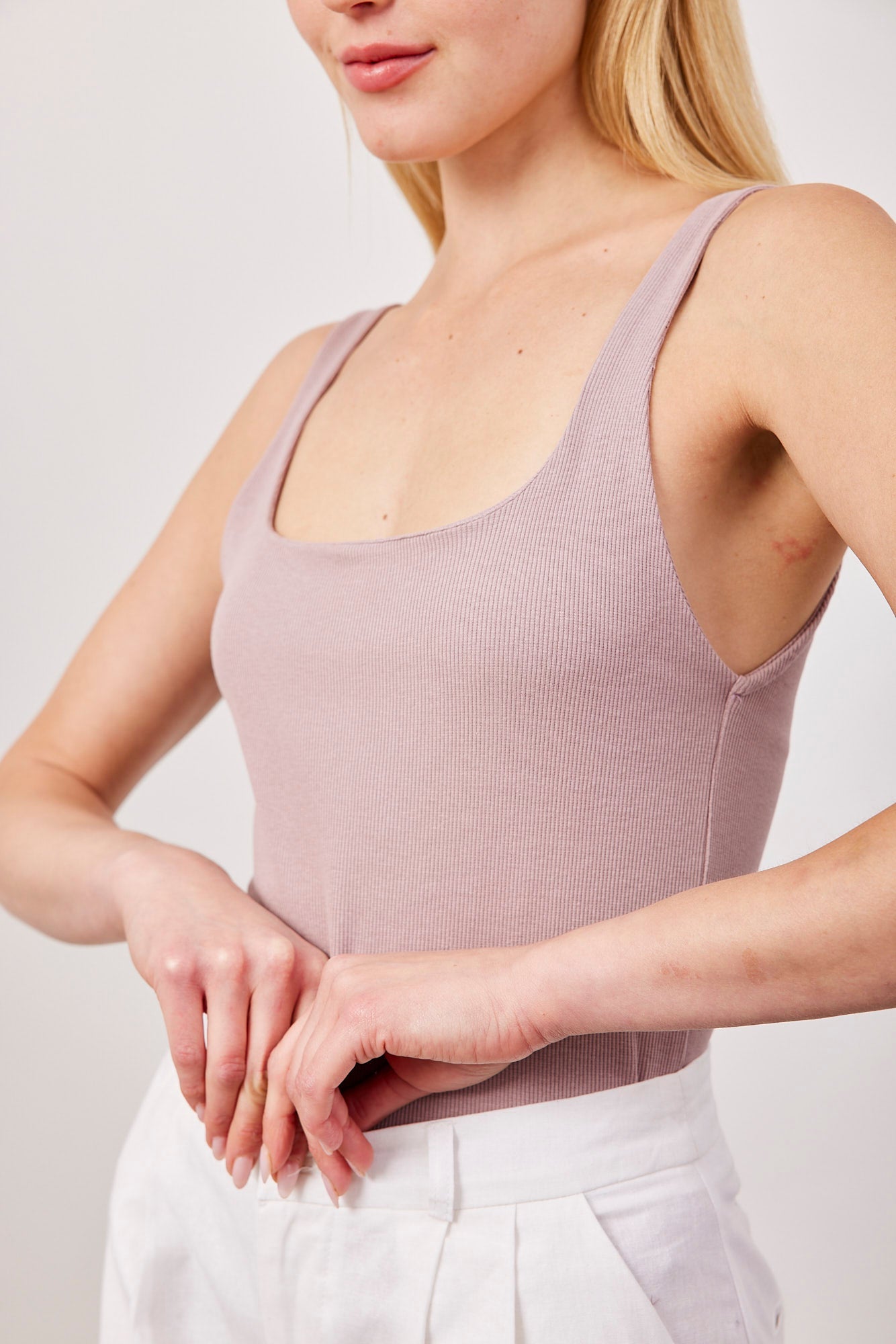 גופיית ריב עם מחשוף מרובע - ITAY BRANDS