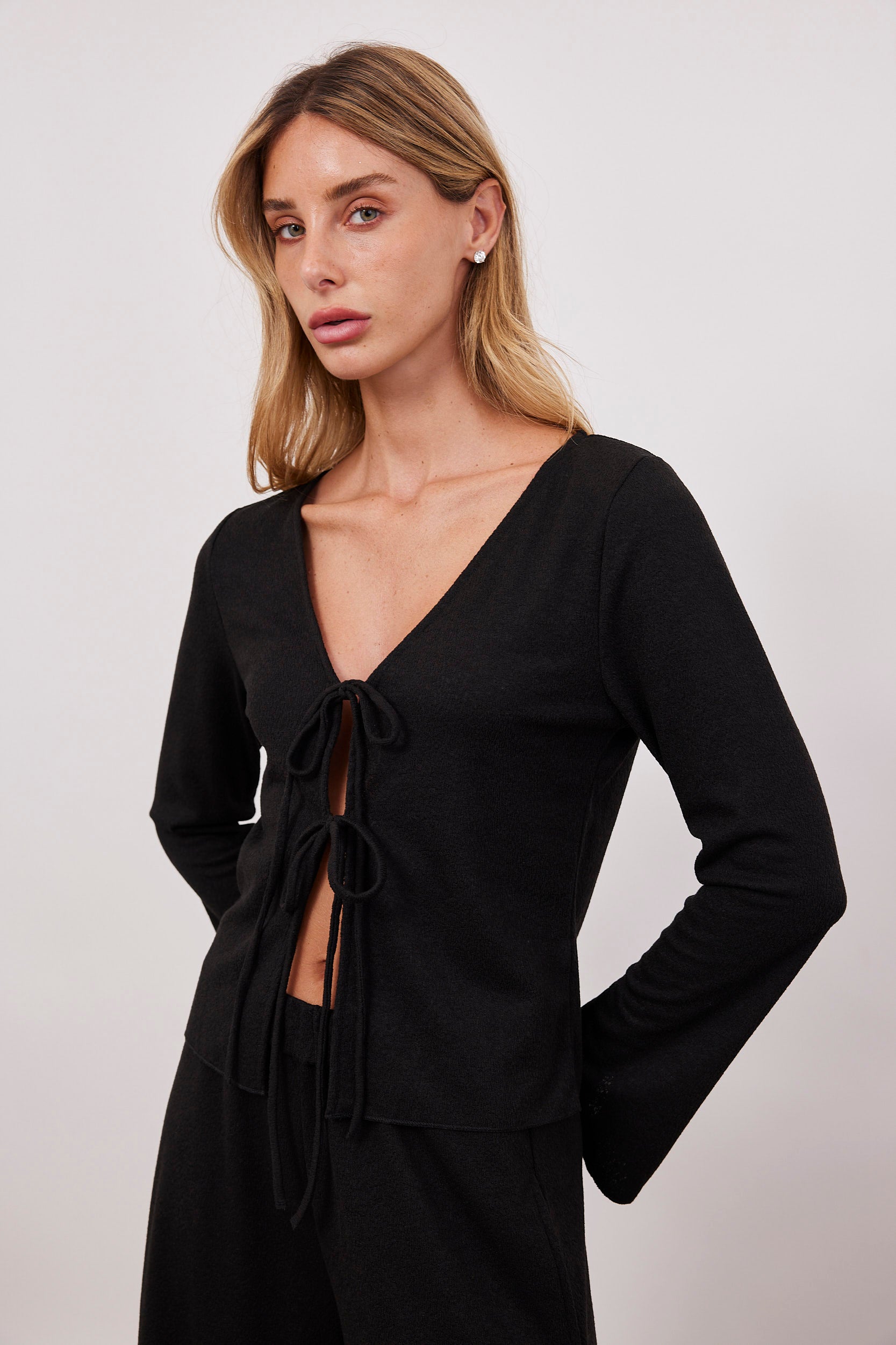 חולצה בטקסטורה עם קשירה קדמית