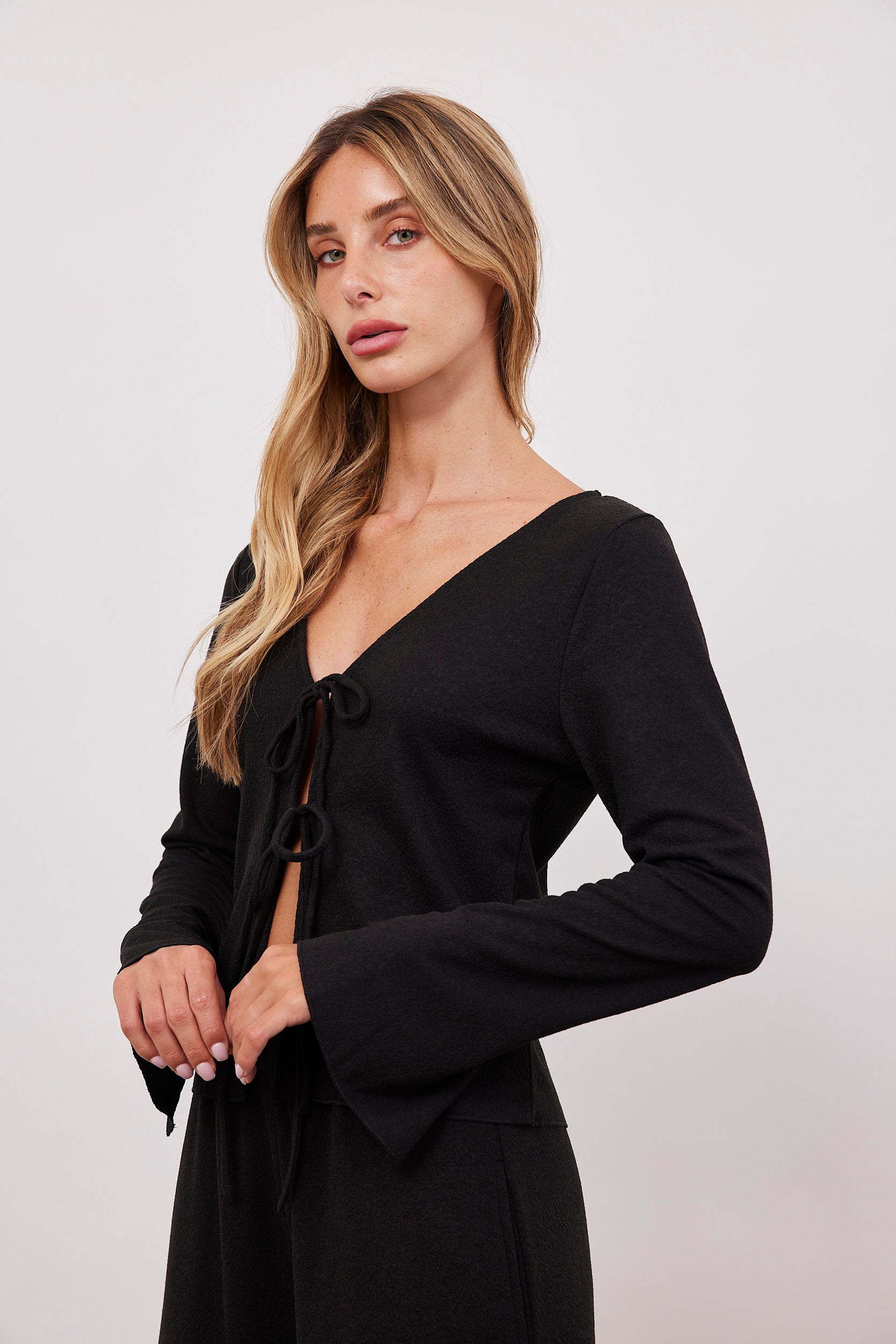 חולצה בטקסטורה עם קשירה קדמית