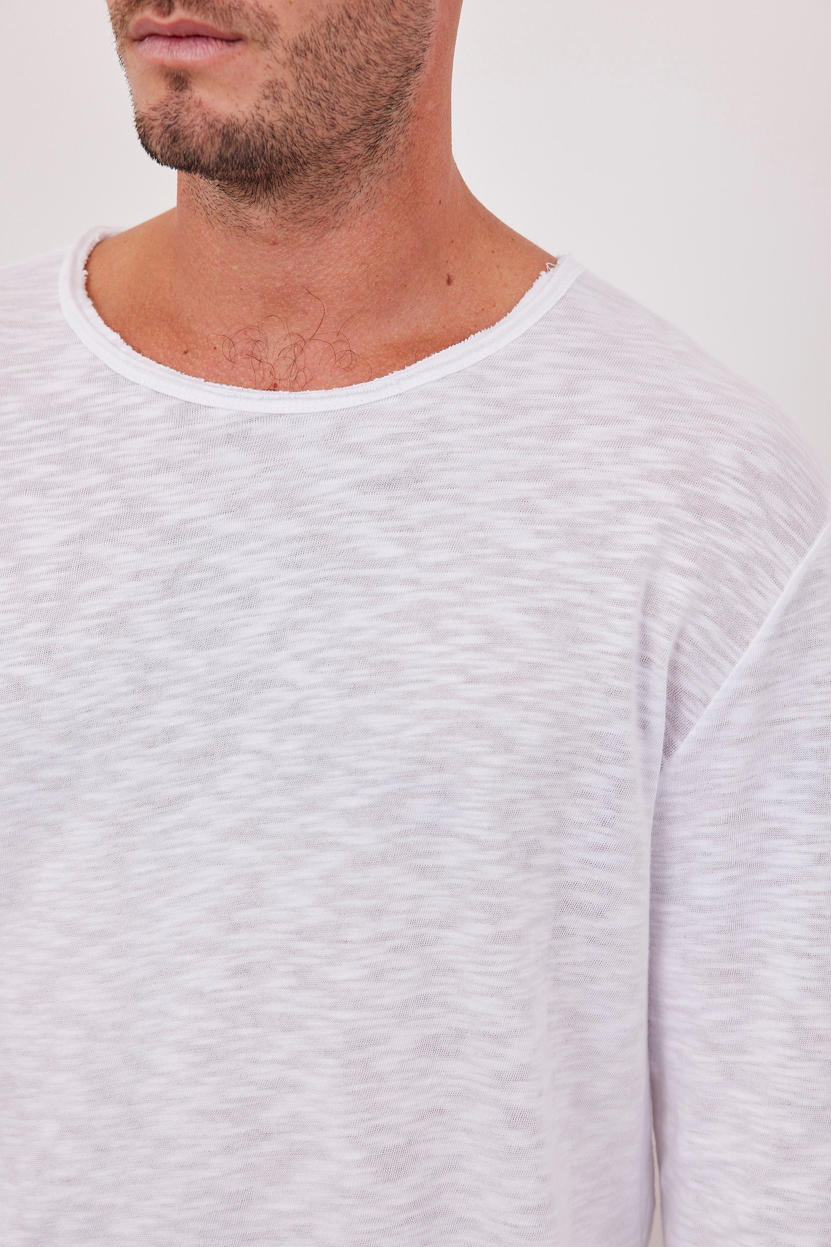 חולצה בטקסטורה סיומת פרומה