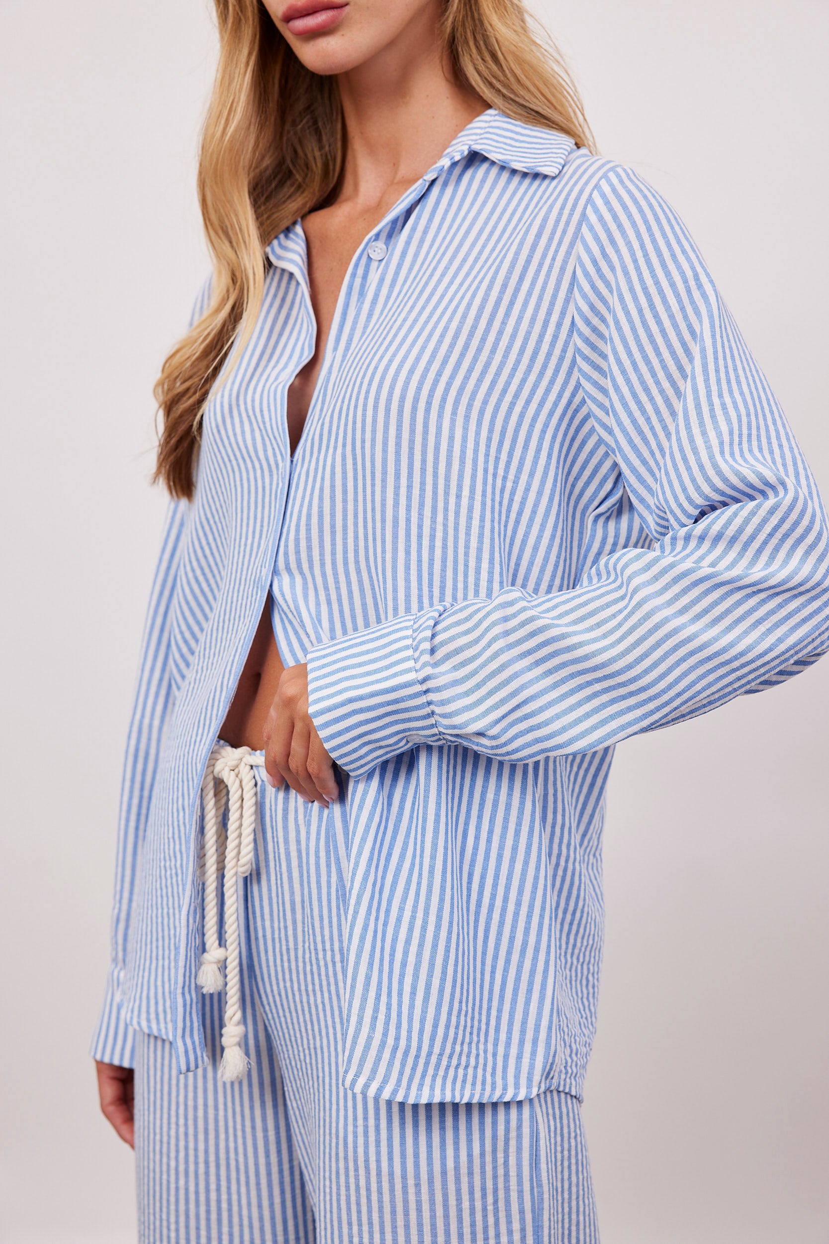 חולצת פסים ארוכה מכופתרת