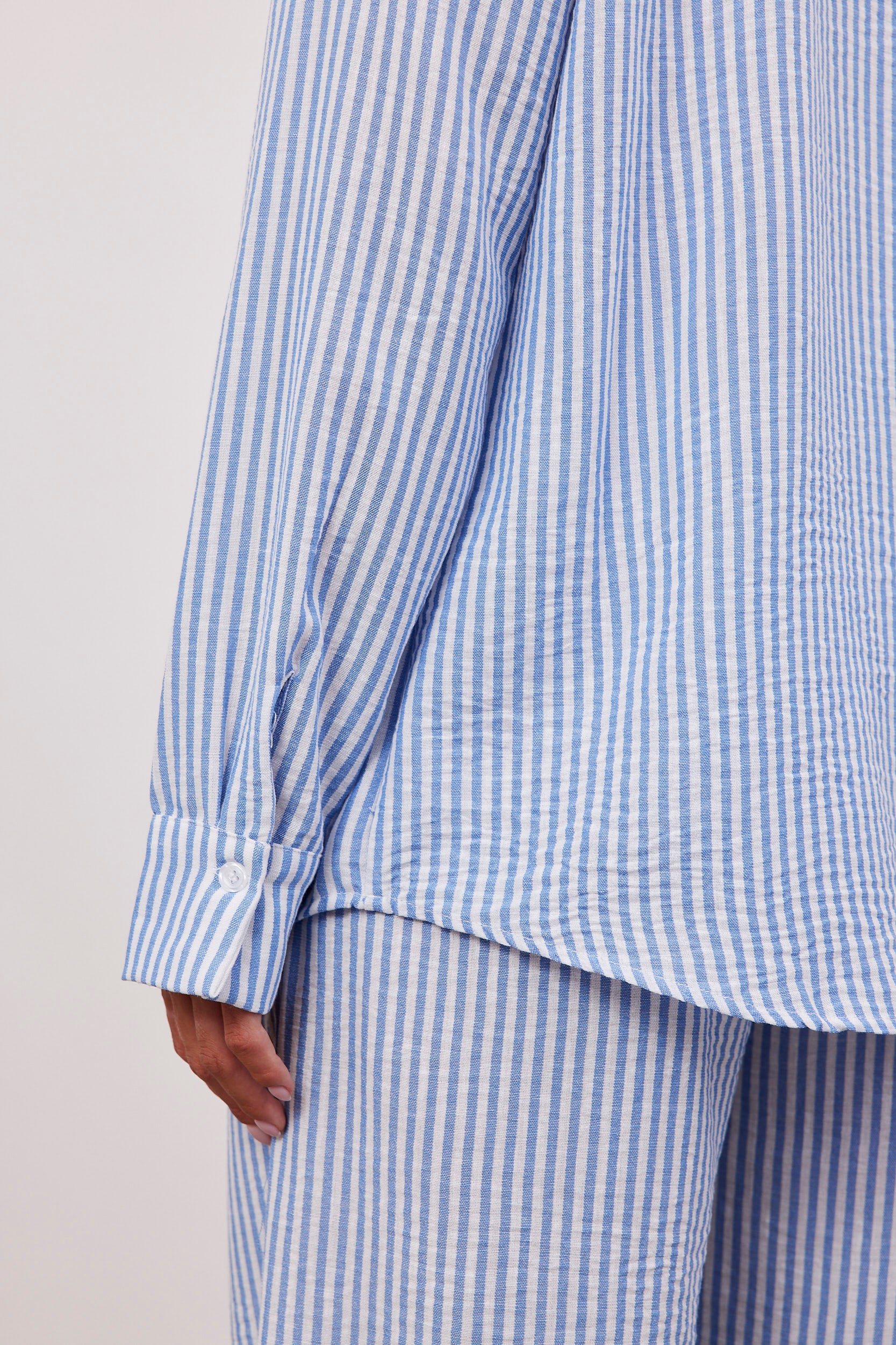 חולצת פסים ארוכה מכופתרת