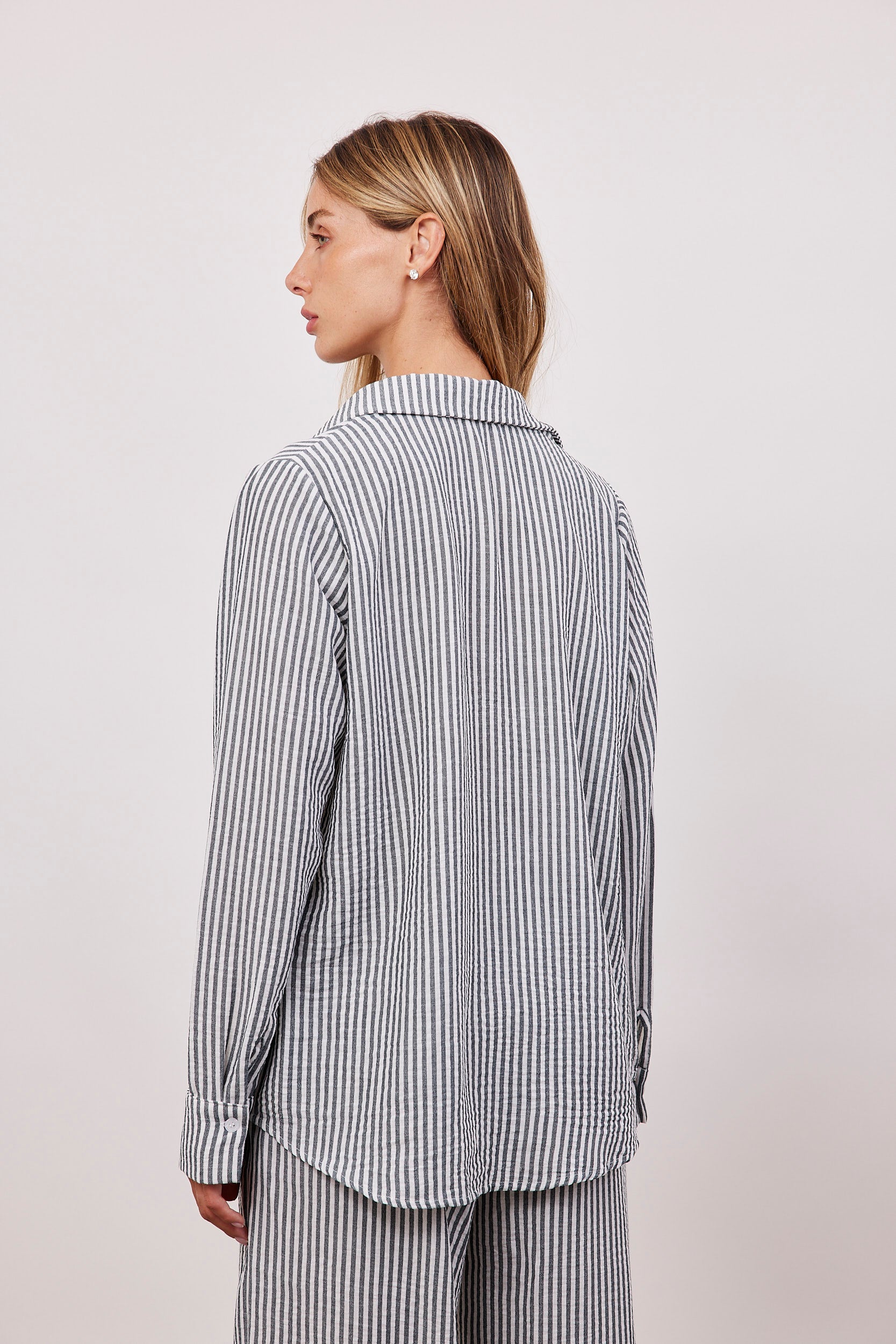 חולצת פסים ארוכה מכופתרת