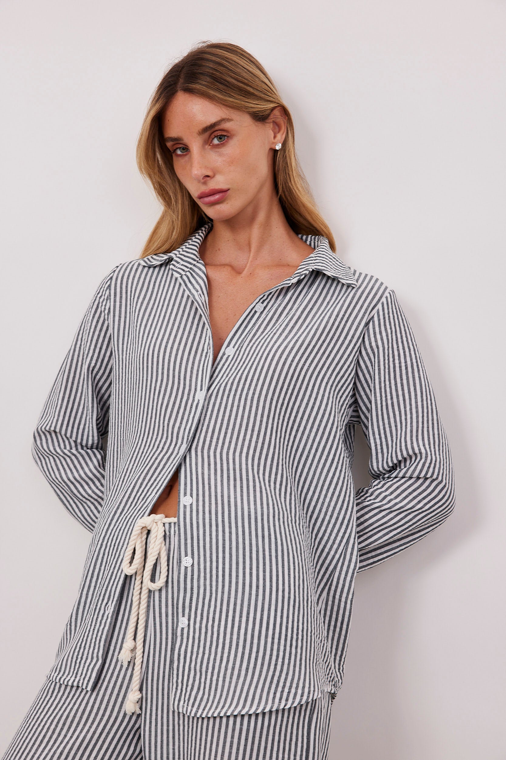 חולצת פסים ארוכה מכופתרת