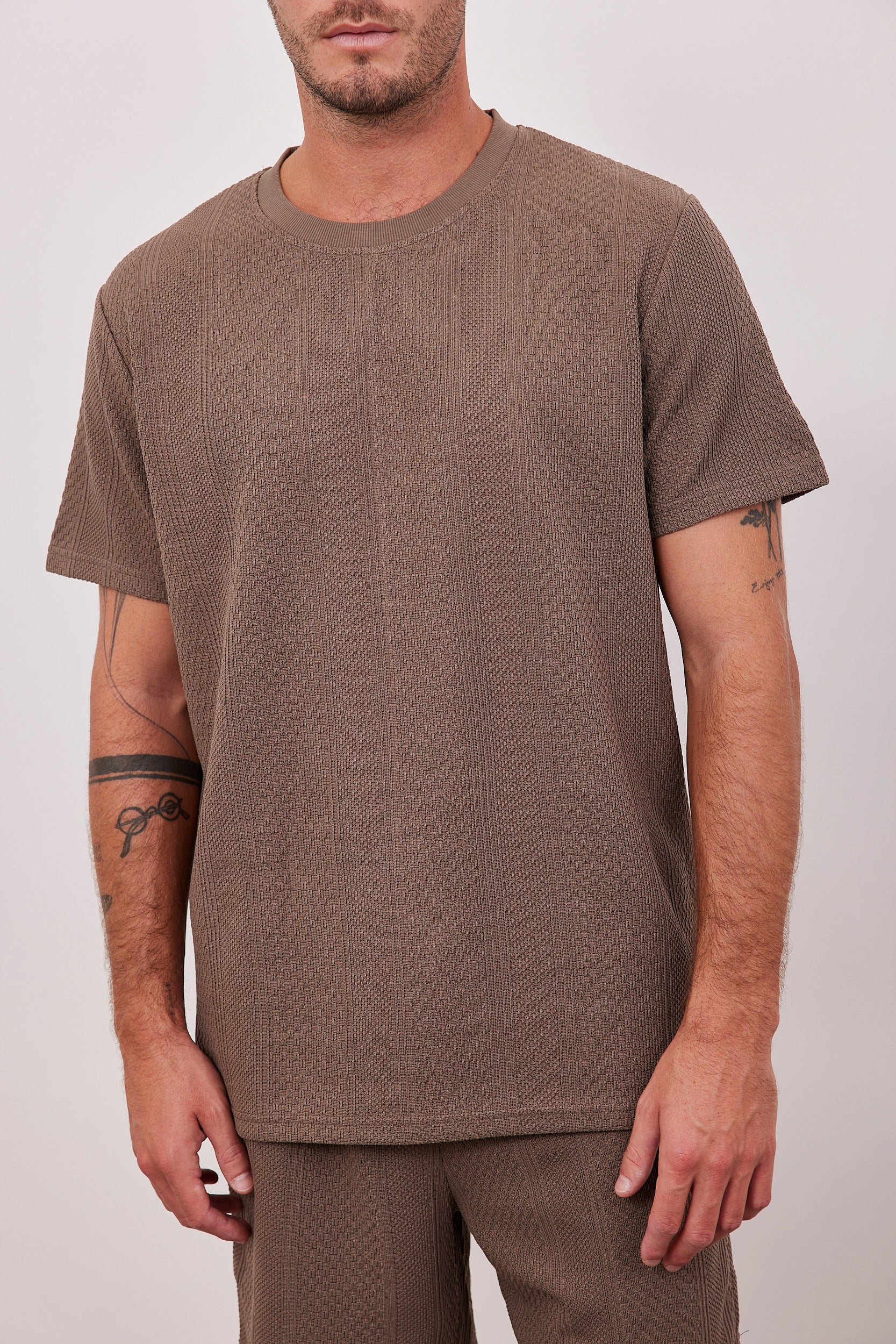 טישרט בטקסטורת רקמה