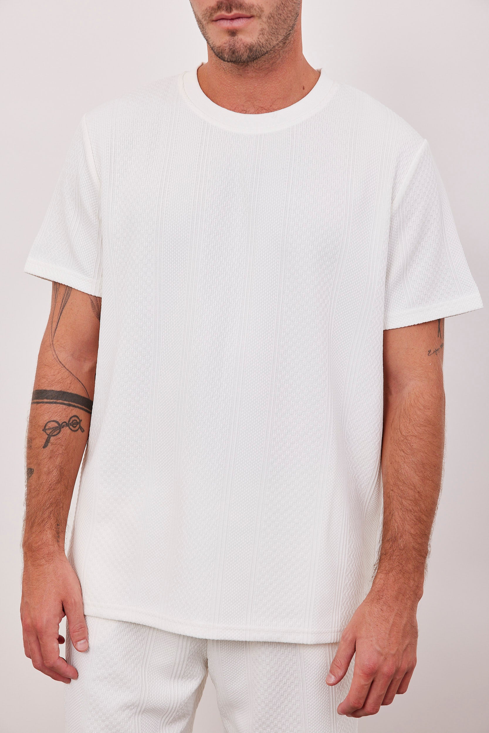 טישרט בטקסטורת רקמה