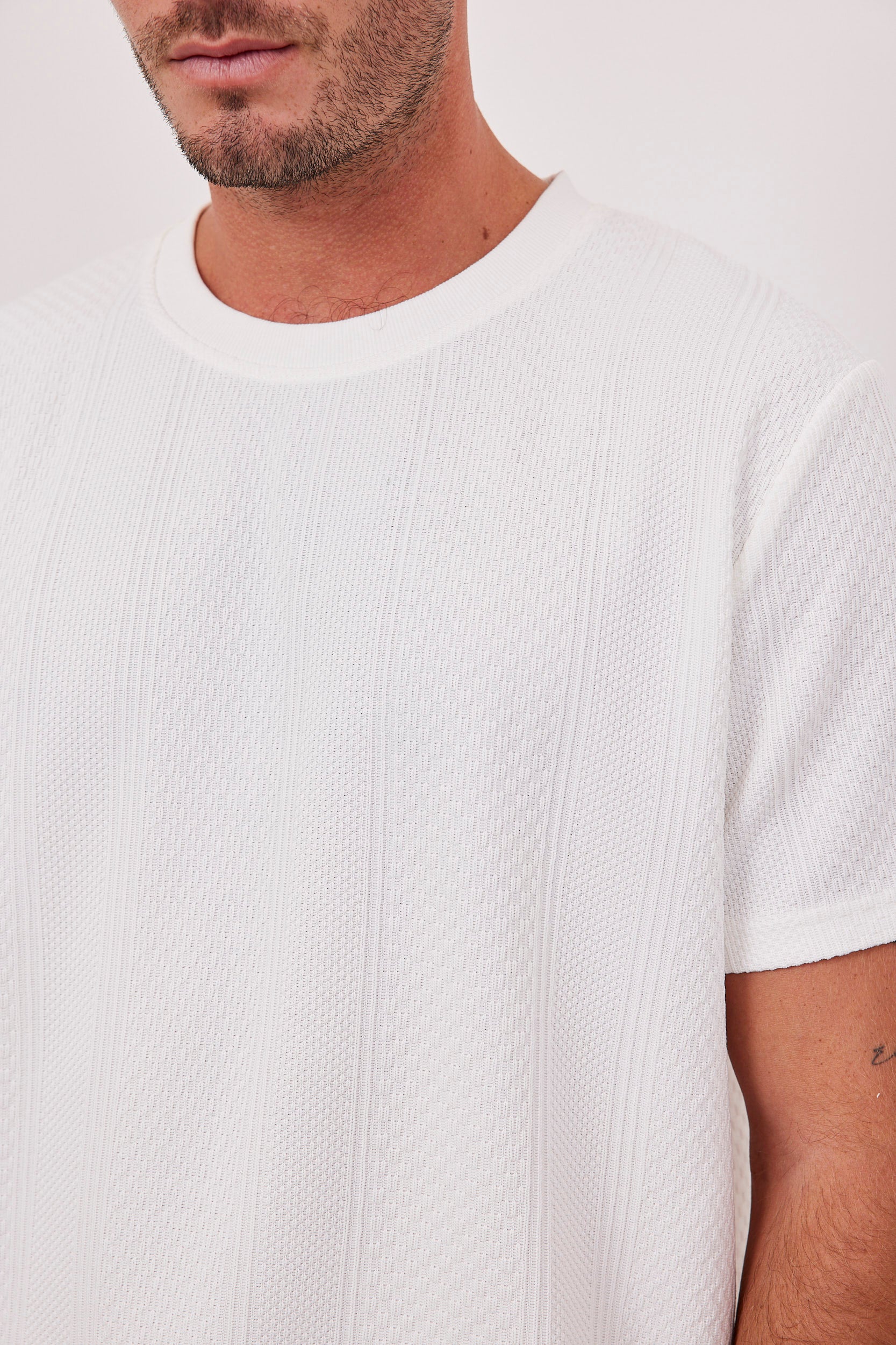 טישרט בטקסטורת רקמה