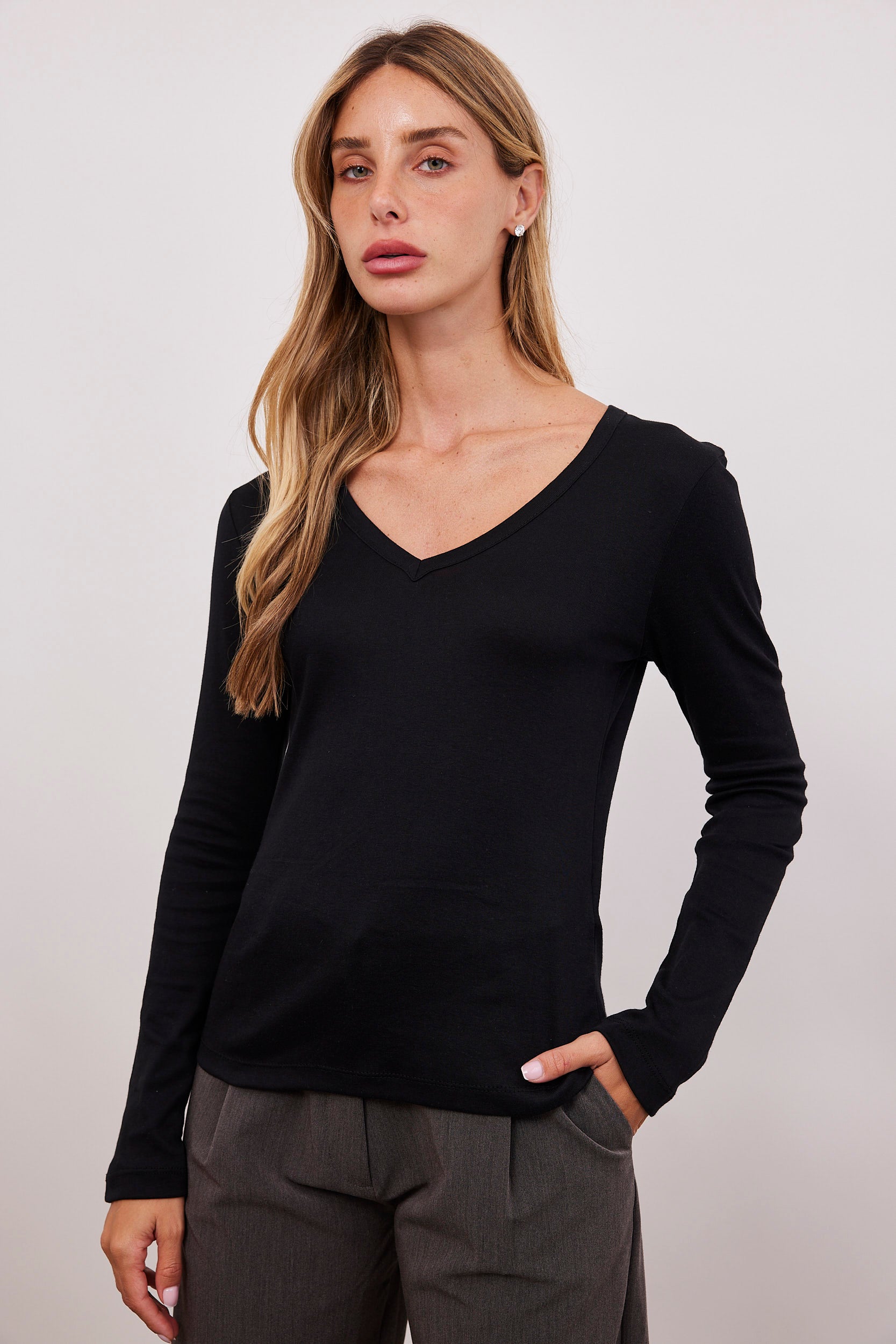 חולצת בייסיק ארוכה מפתח וי