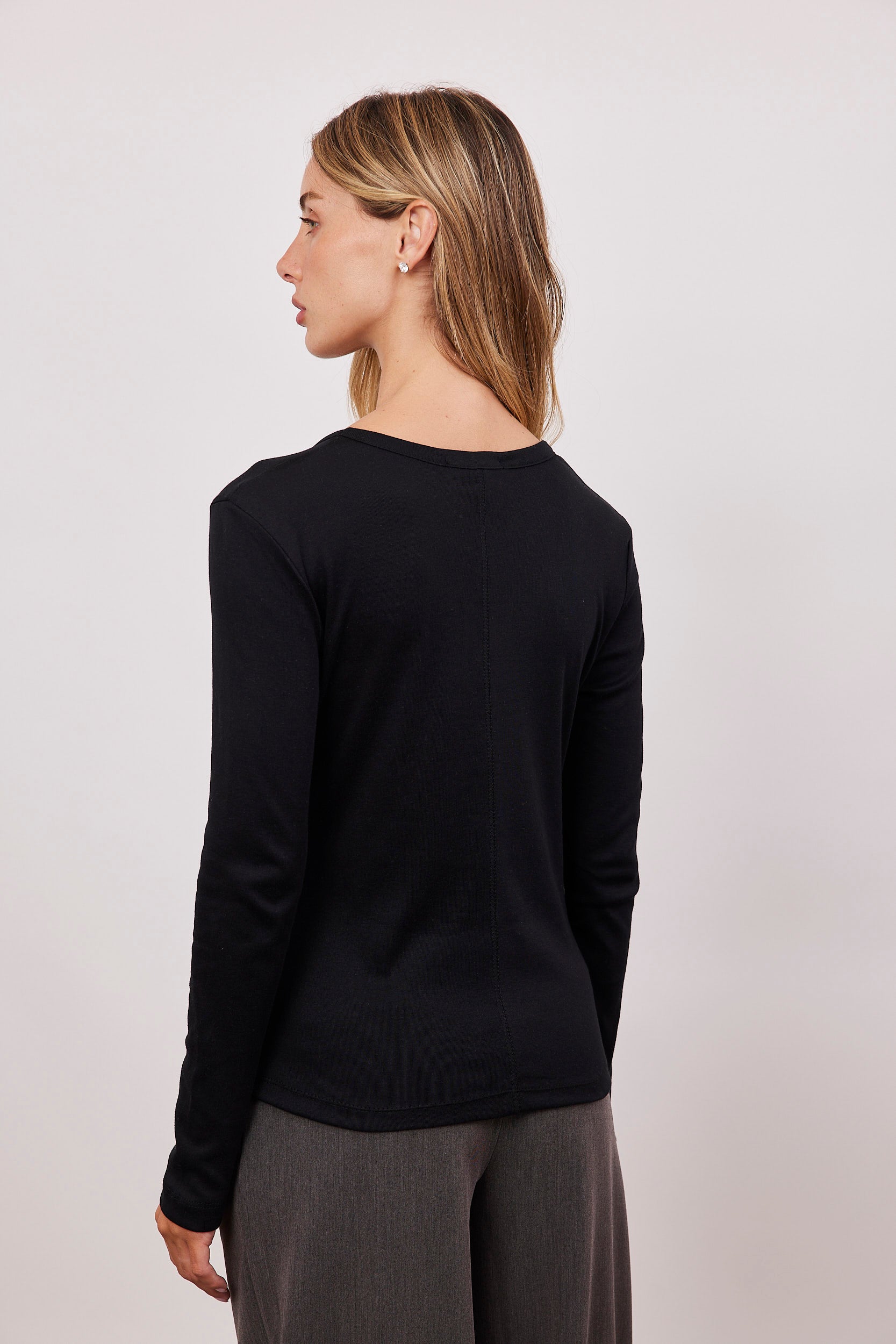 חולצת בייסיק ארוכה מפתח וי