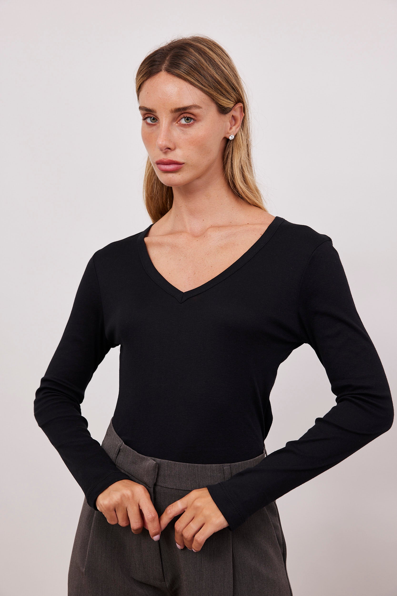 חולצת בייסיק ארוכה מפתח וי