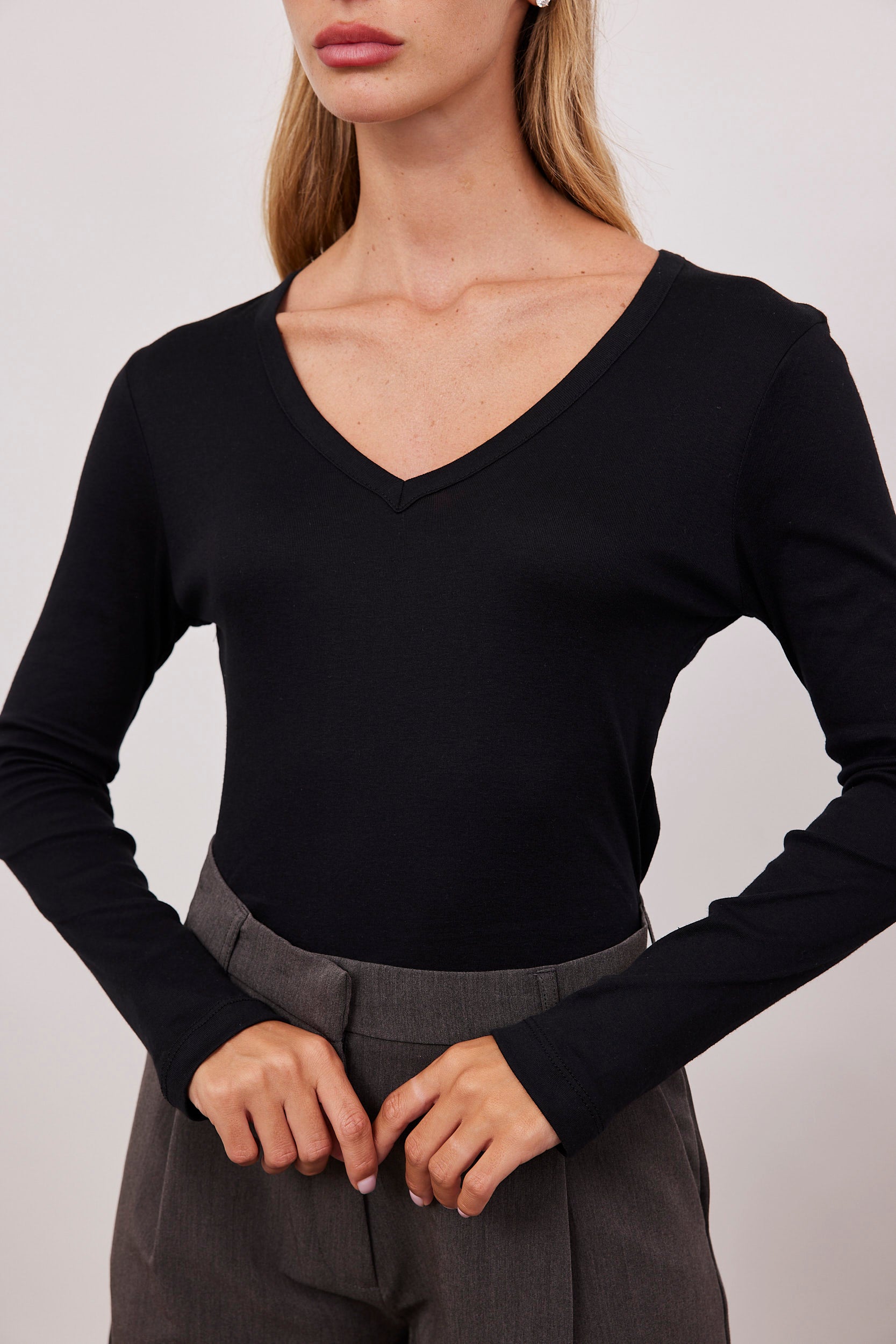 חולצת בייסיק ארוכה מפתח וי