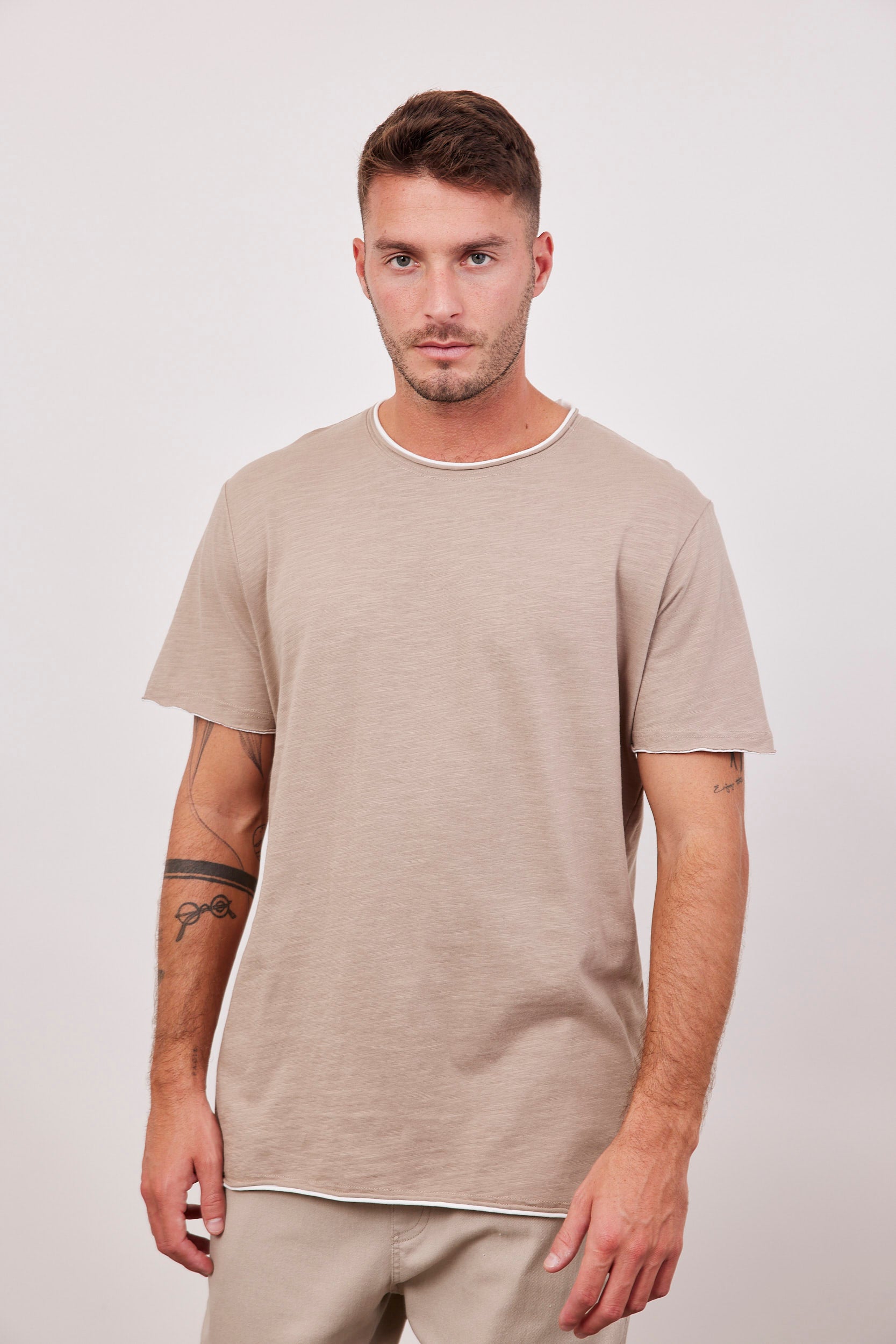 טישרט עם סיומת בולטת