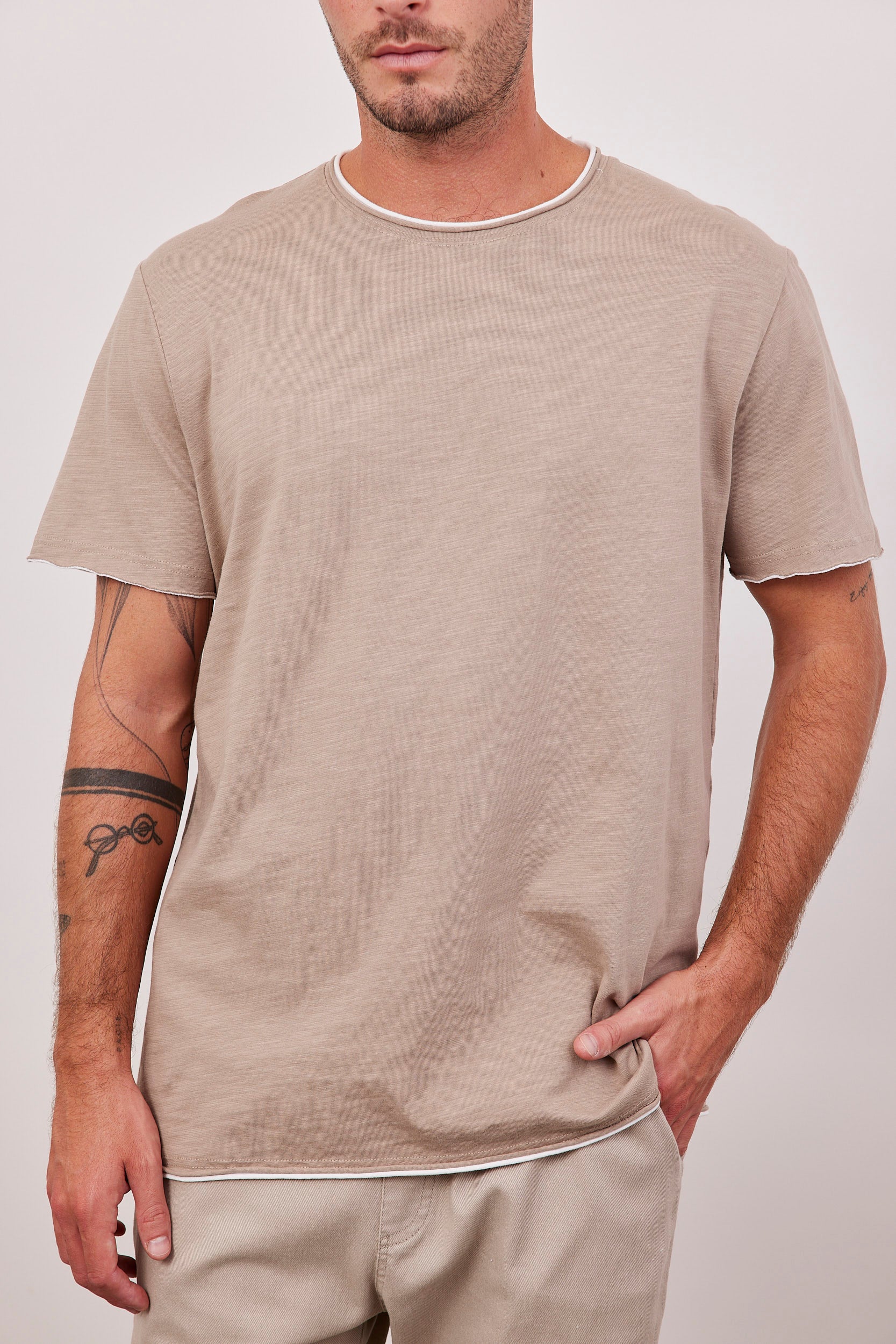 טישרט עם סיומת בולטת