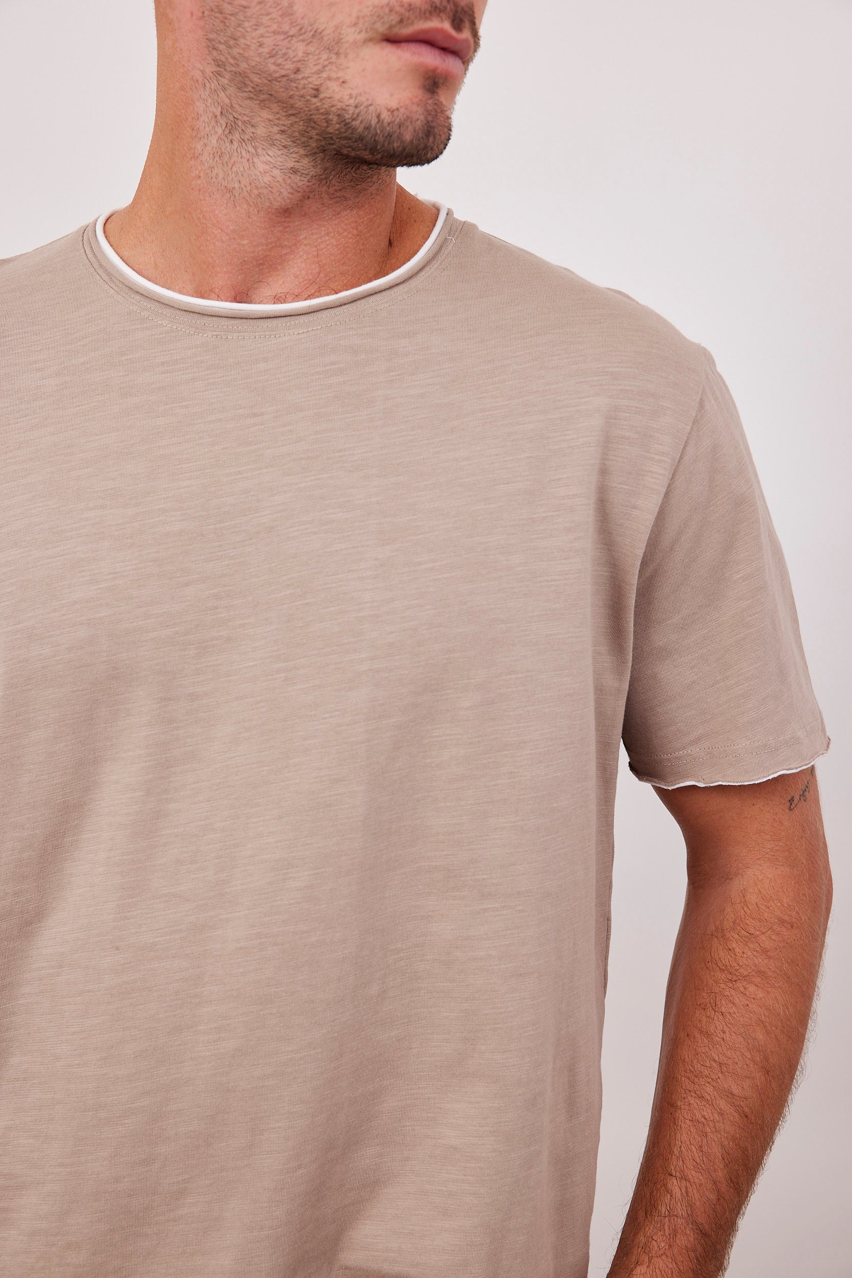 טישרט עם סיומת בולטת