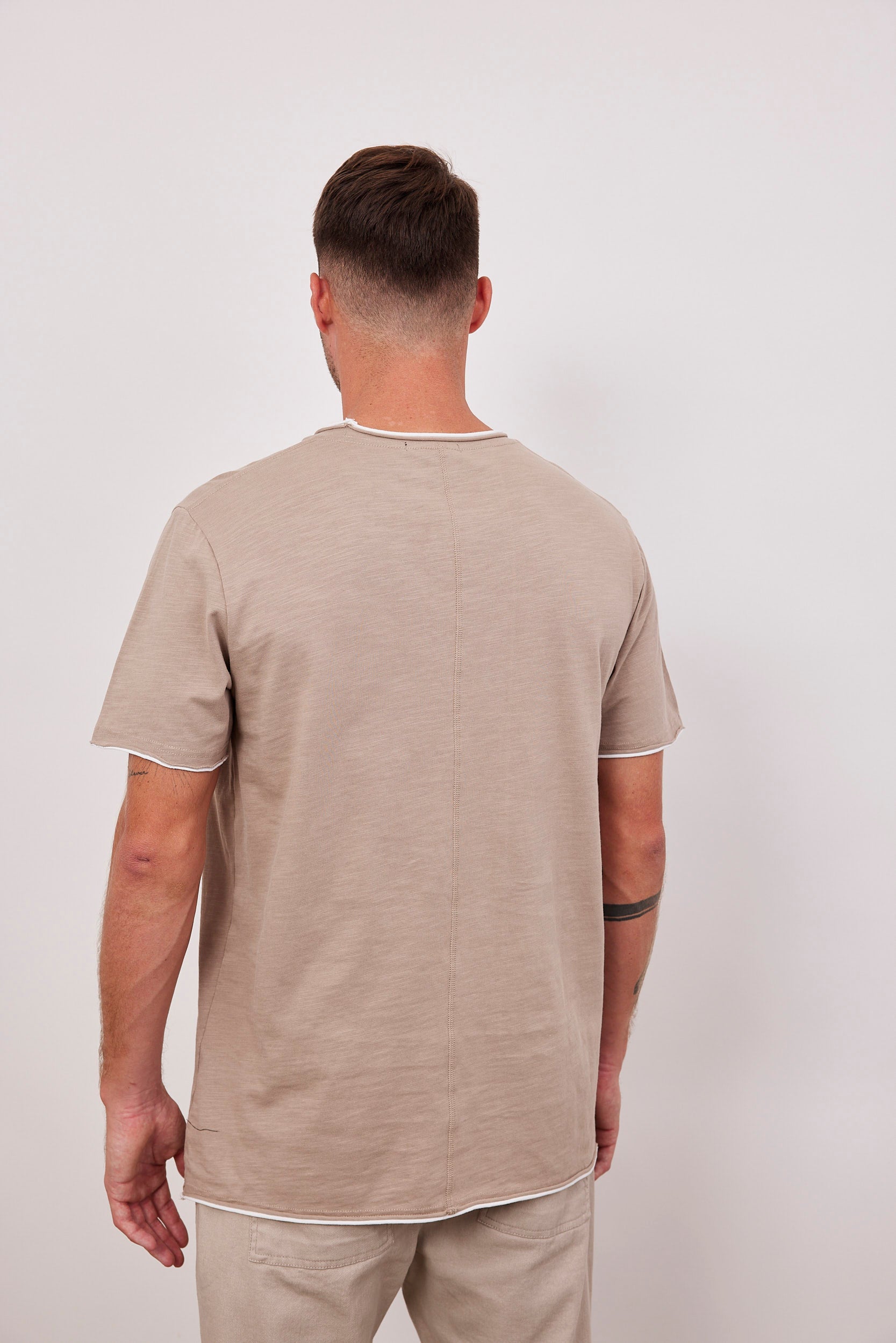 טישרט עם סיומת בולטת