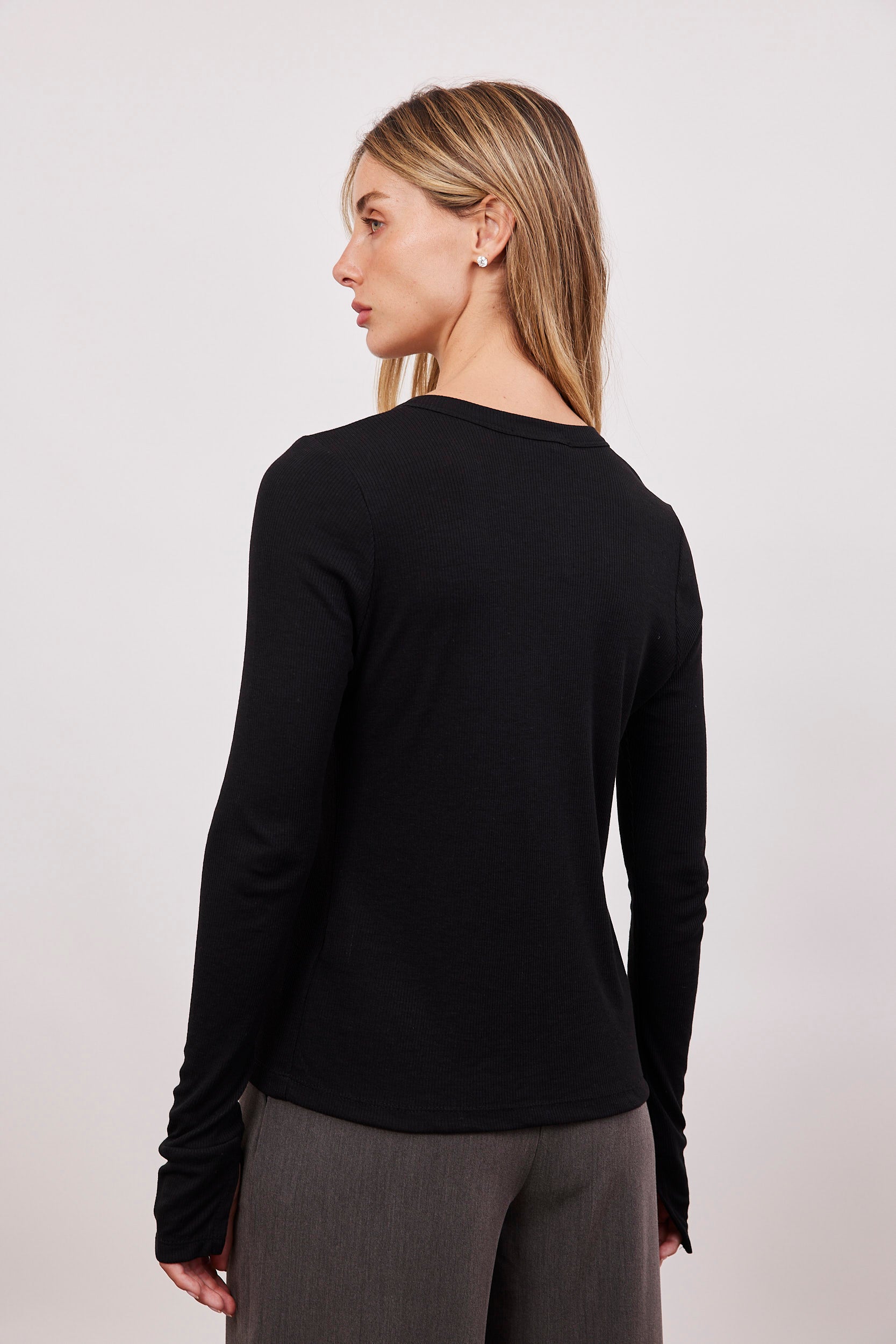 חולצה ארוכה עם מפתח וי