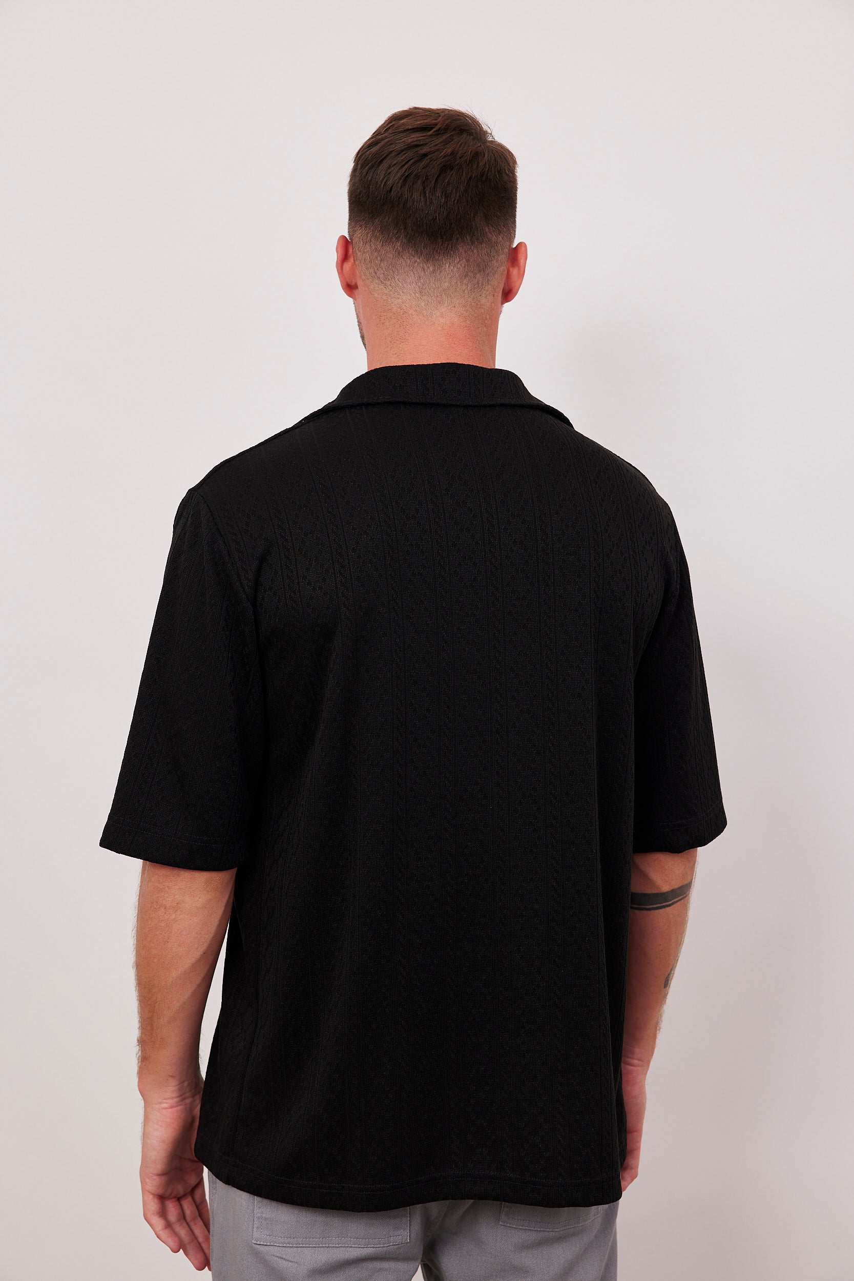 חולצה מכופתרת בטקסטורה סרוגה