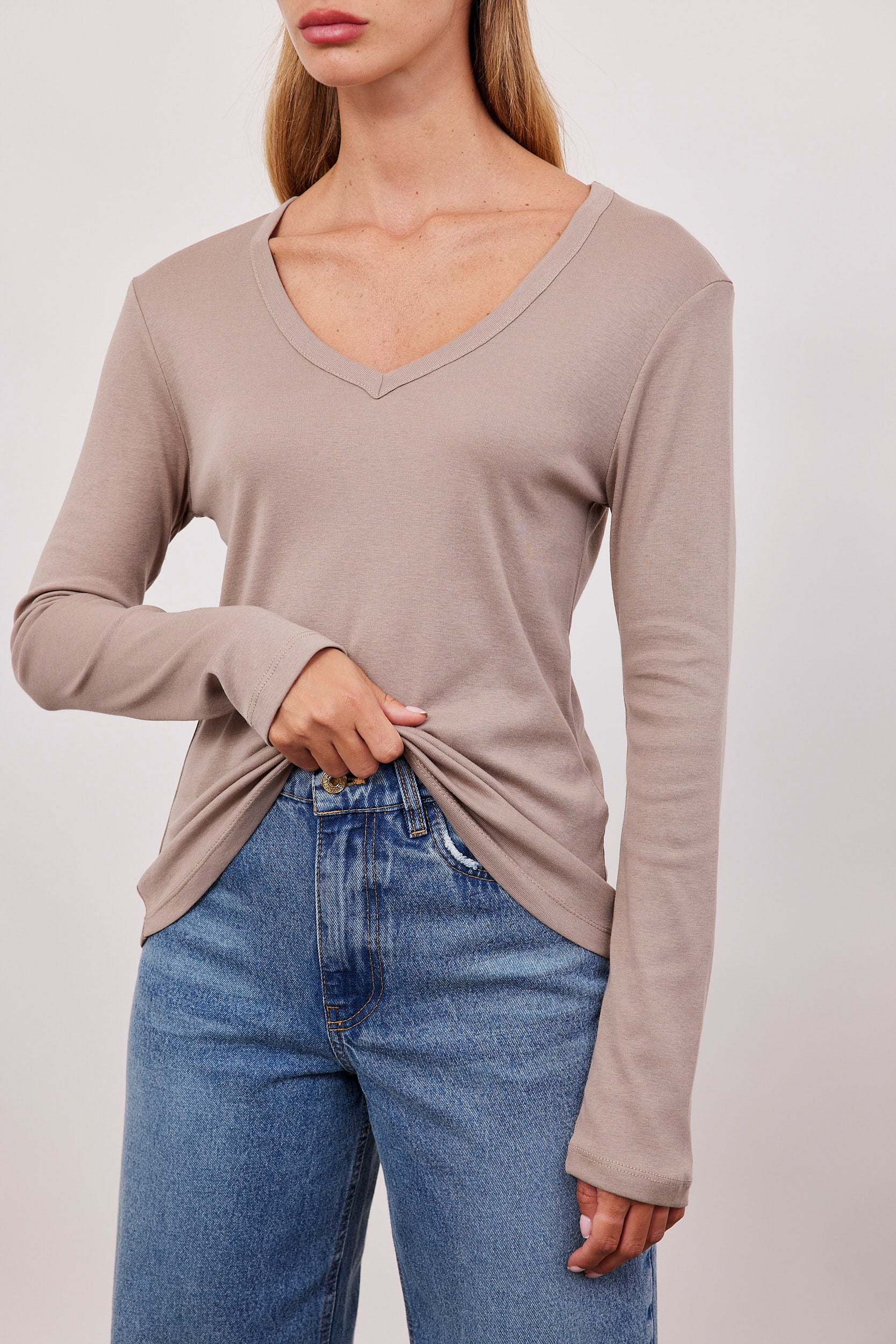 חולצת בייסיק ארוכה מפתח וי