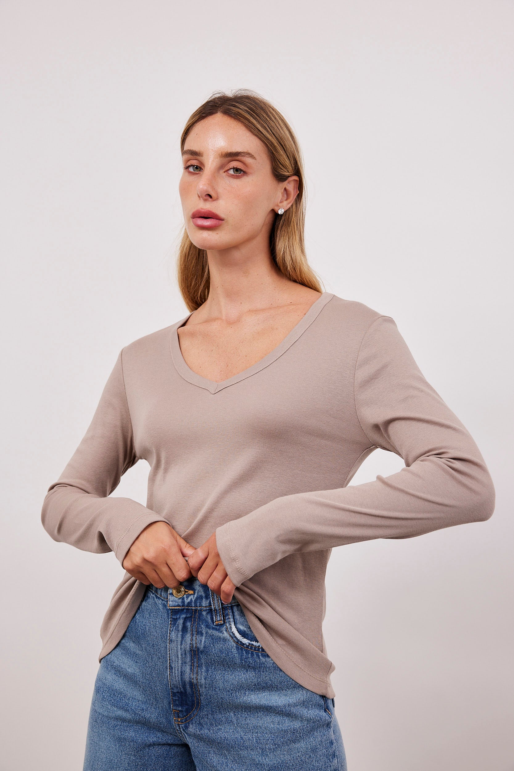 חולצת בייסיק ארוכה מפתח וי