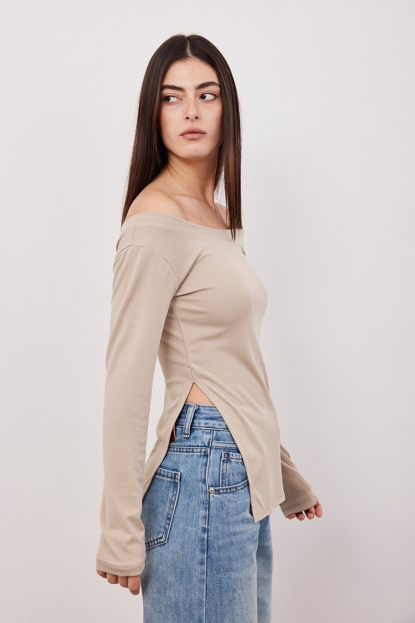 חולצת אוף שולדרס עם שסע - ITAY BRANDS