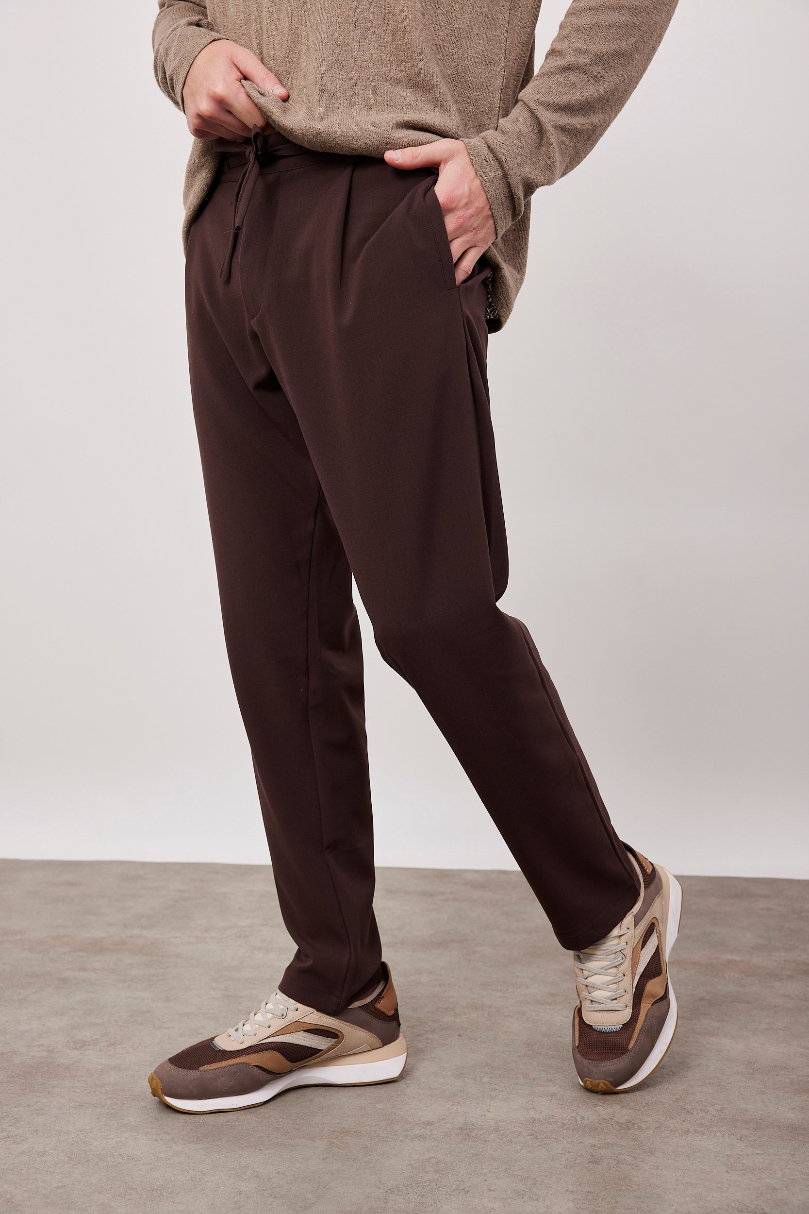 מכנסיים מחוייטים בשילוב שרוך