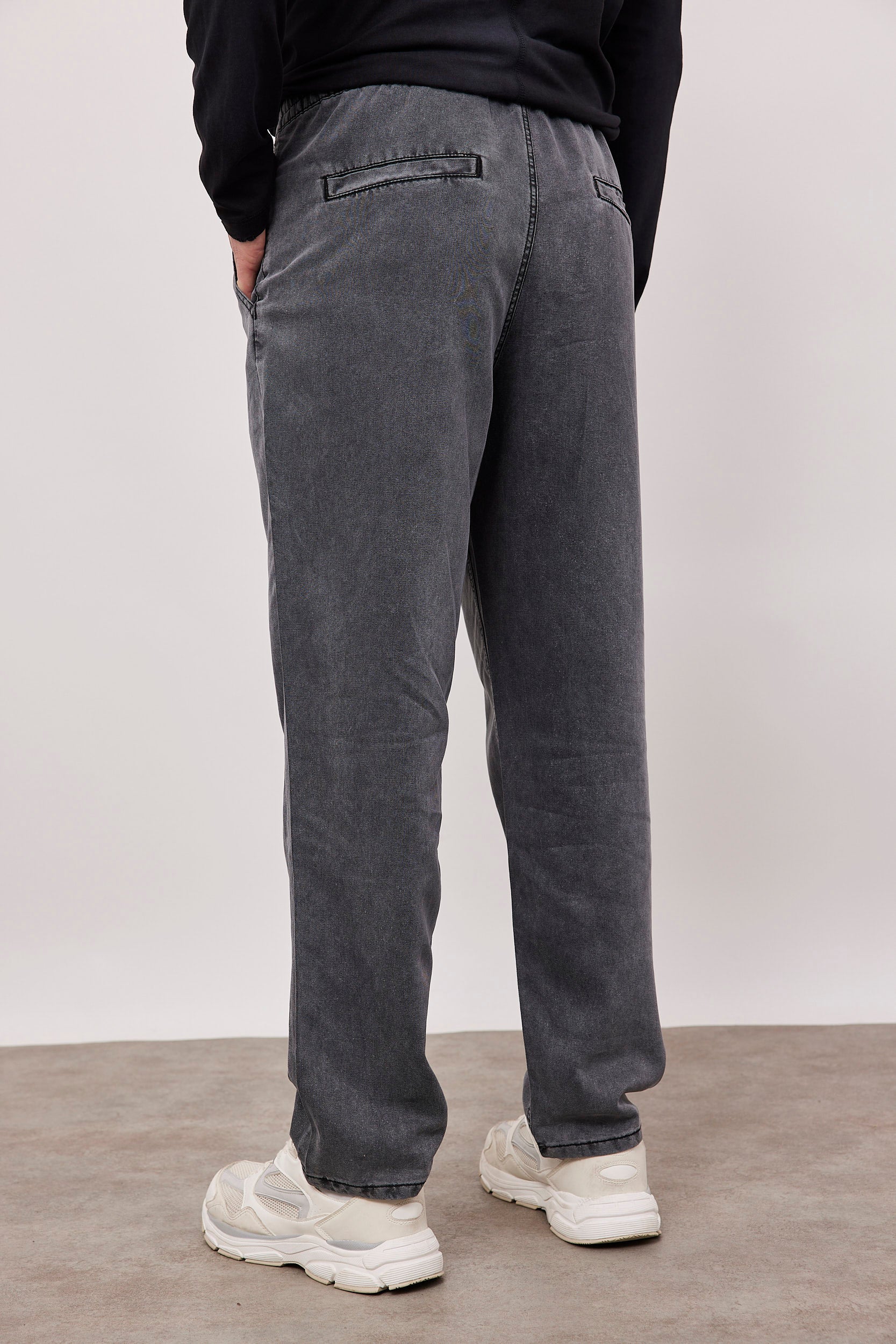 מכנסי גינס עם גומי במותן