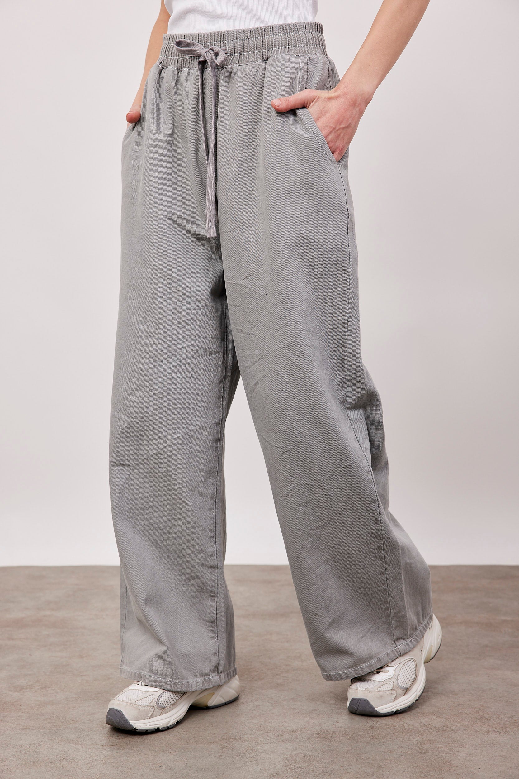 מכנסי ג׳ינס אוברסייז עם גומי