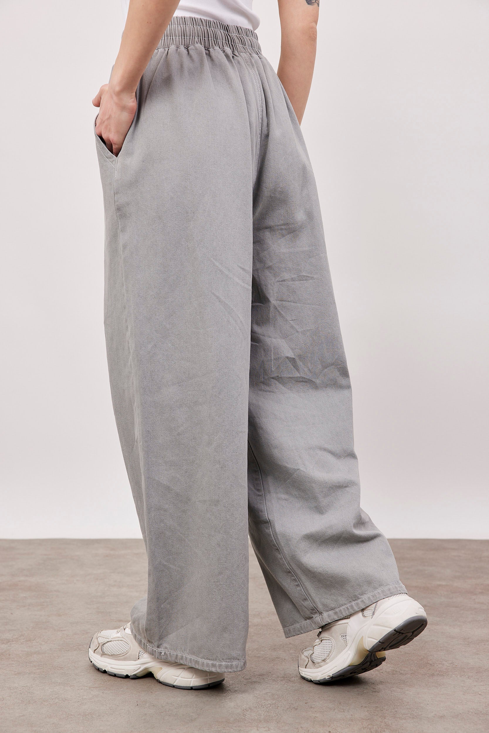 מכנסי ג׳ינס אוברסייז עם גומי