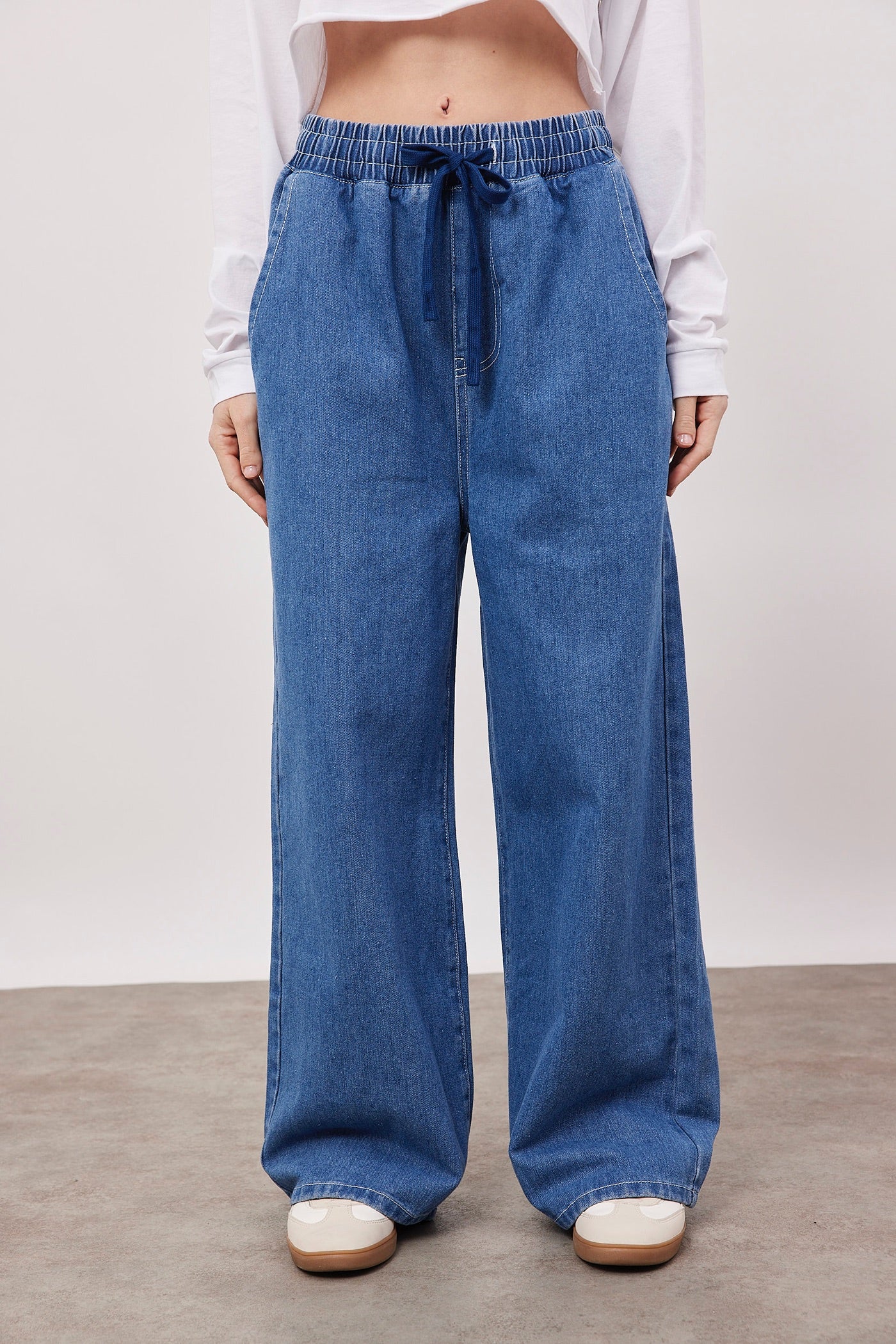 מכנסי ג׳ינס אוברסייז עם גומי