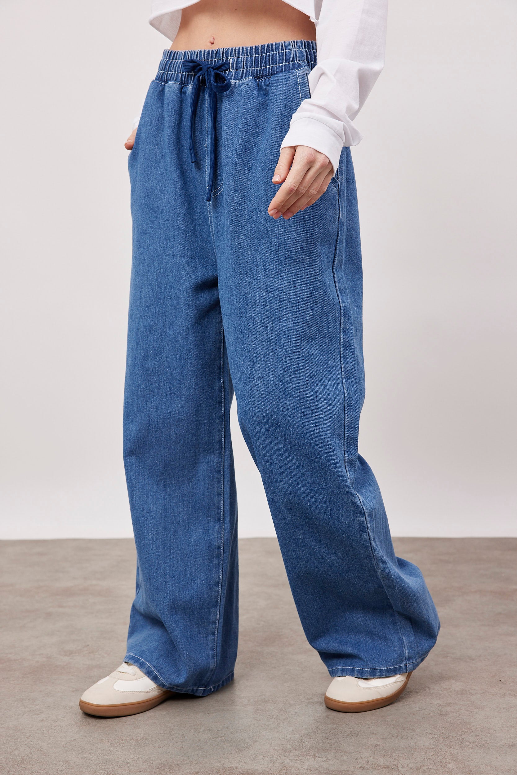 מכנסי ג׳ינס אוברסייז עם גומי