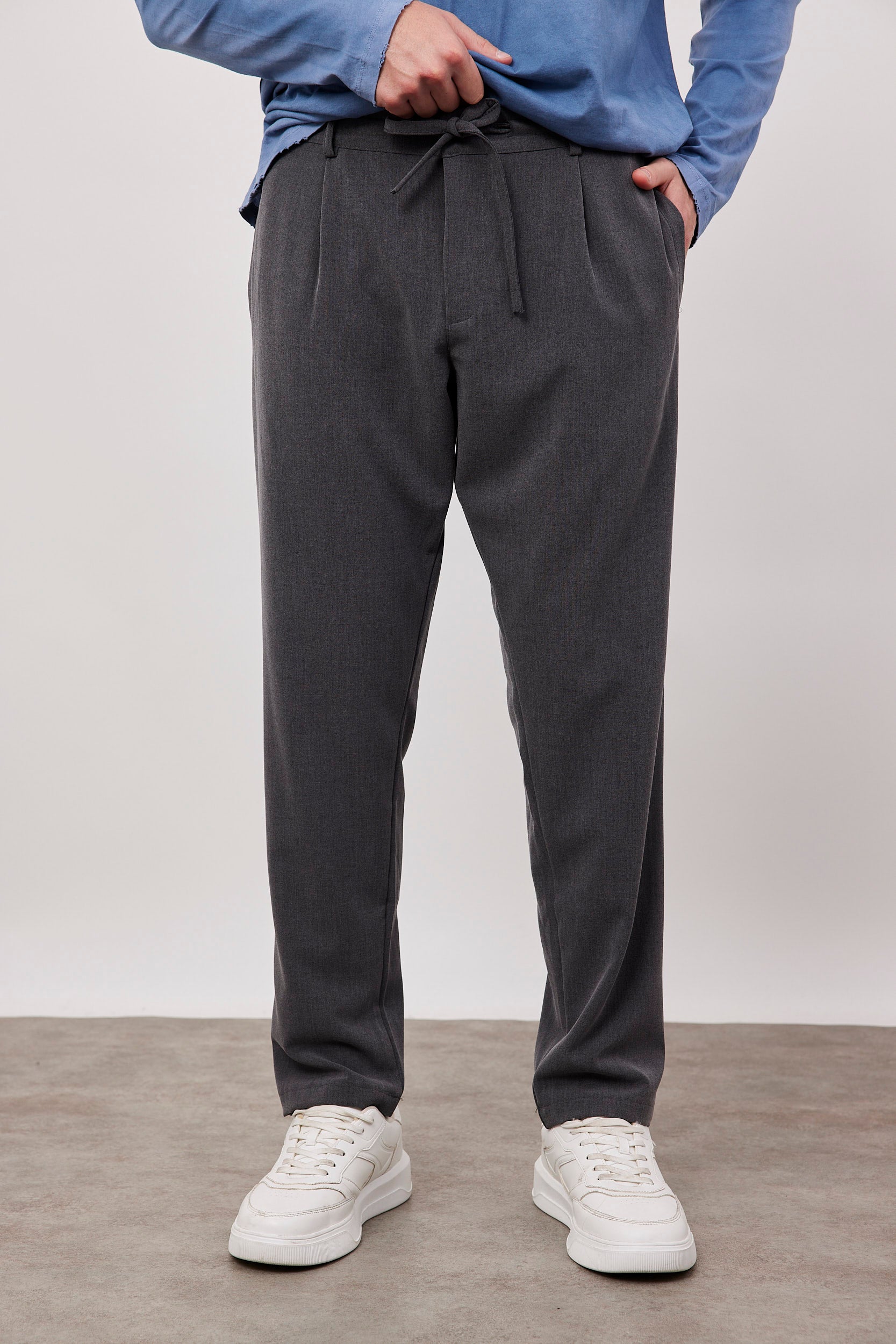 מכנסיים מחוייטים בשילוב שרוך