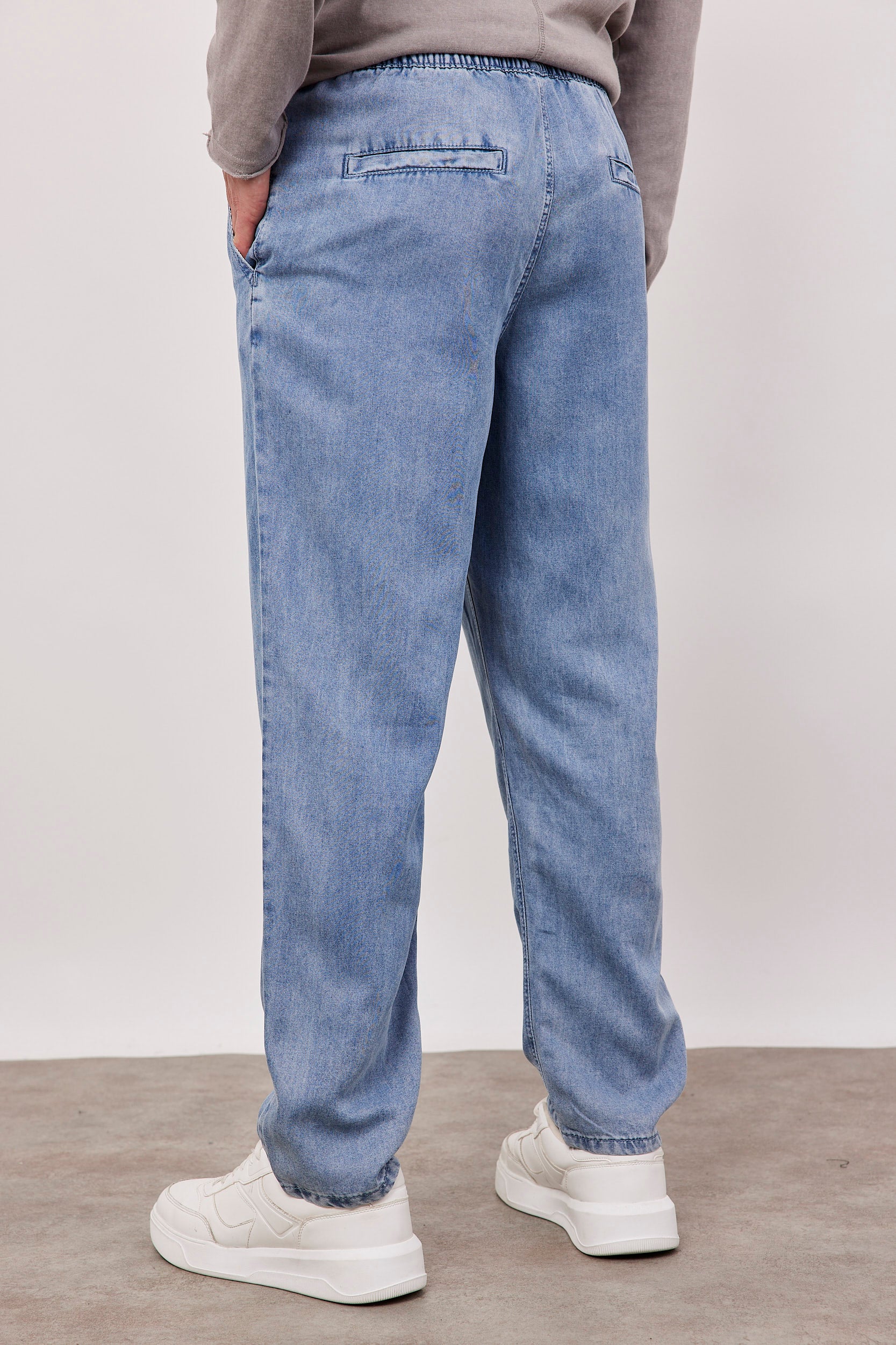 מכנסי גינס עם גומי במותן