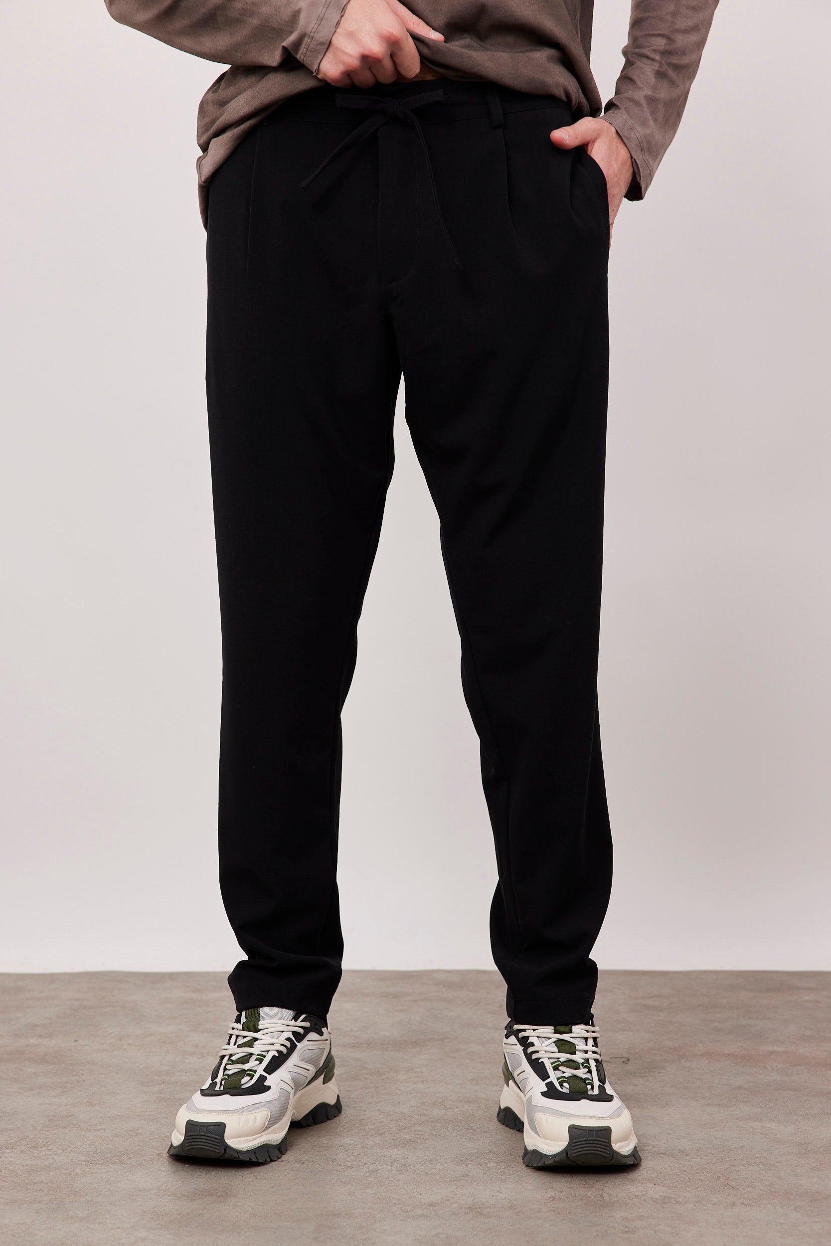 מכנסיים מחוייטים בשילוב שרוך