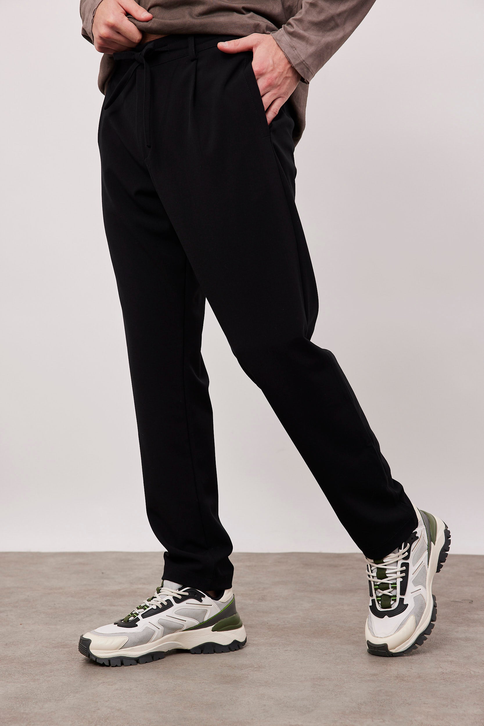 מכנסיים מחוייטים בשילוב שרוך