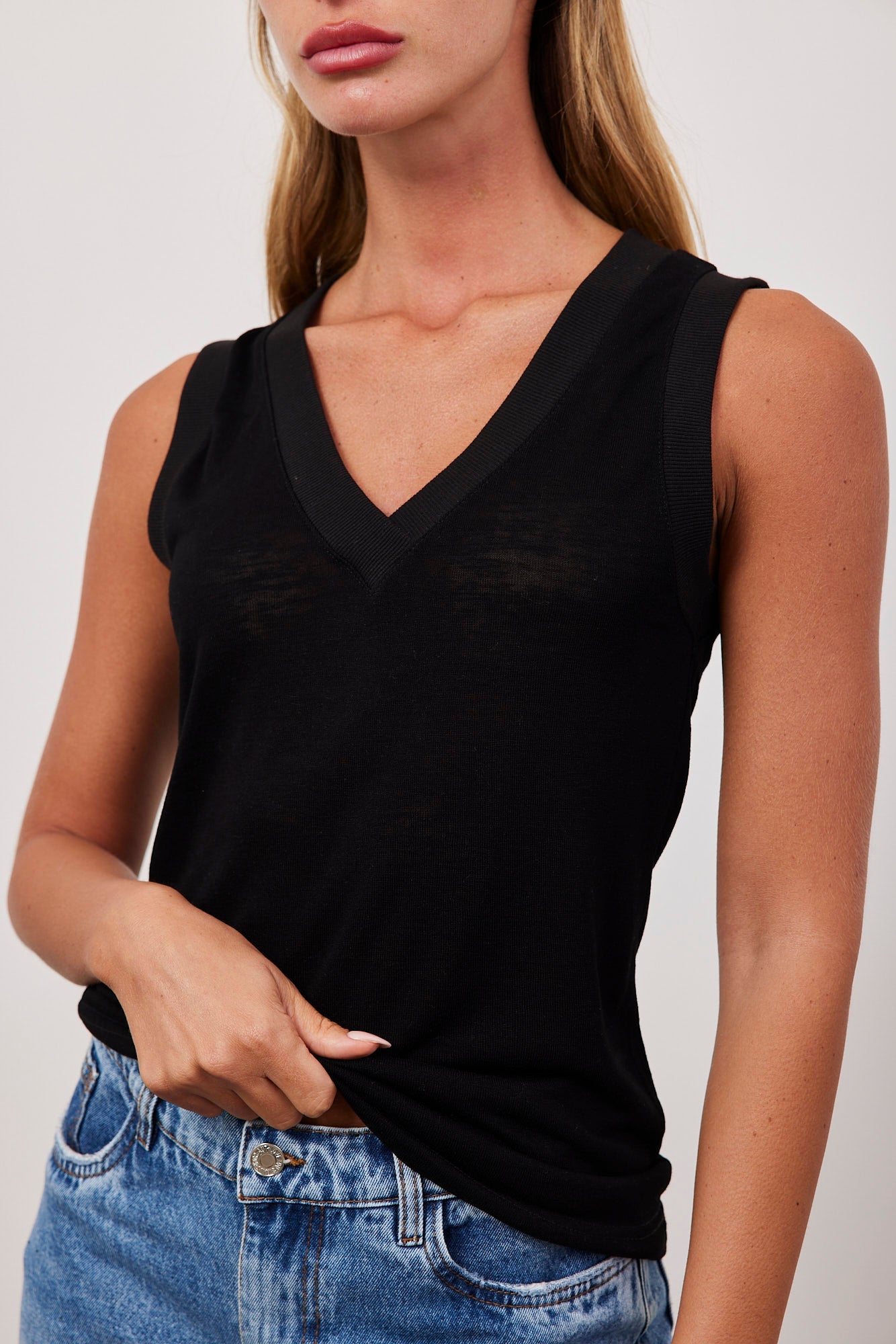 גופיית וי בגימור ריב - ITAY BRANDS