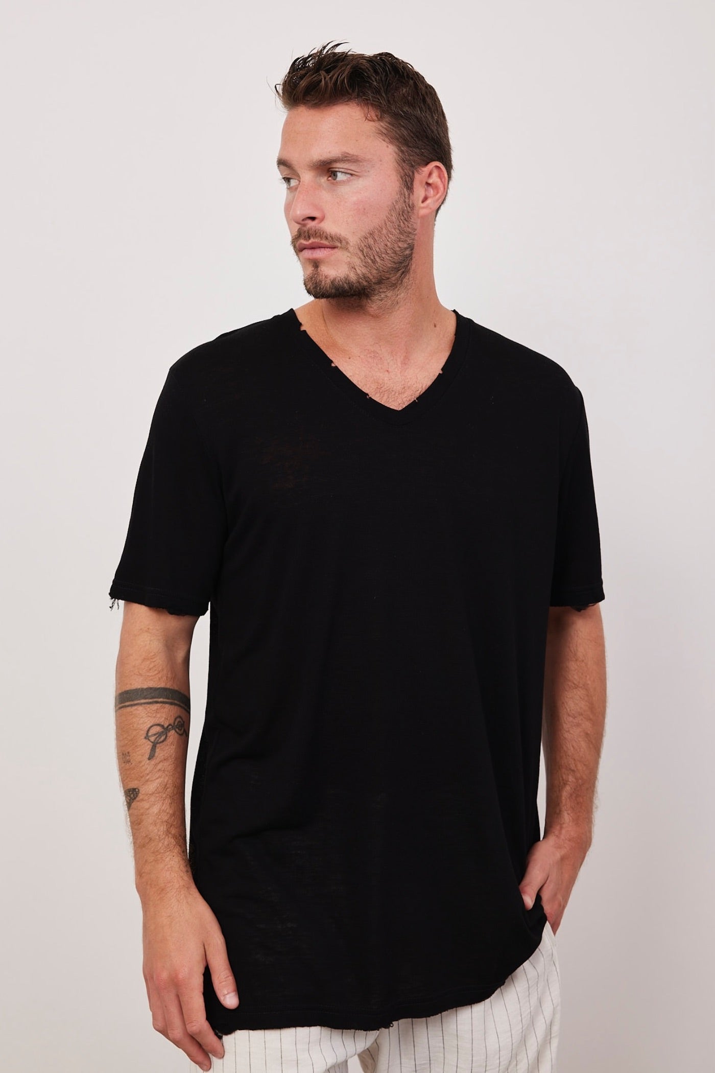 טי-שרט וי קרעים במראה פשתן - ITAY BRANDS