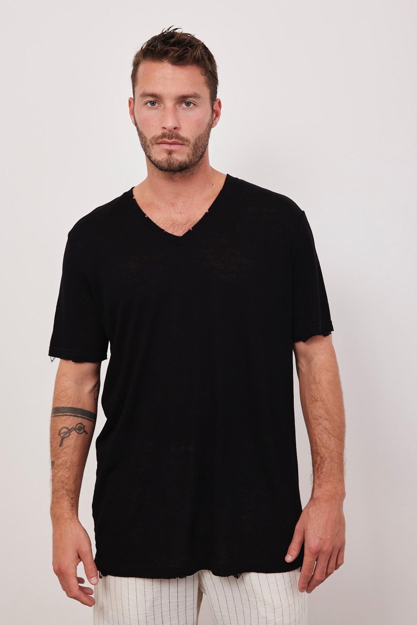 טי-שרט וי קרעים במראה פשתן - ITAY BRANDS