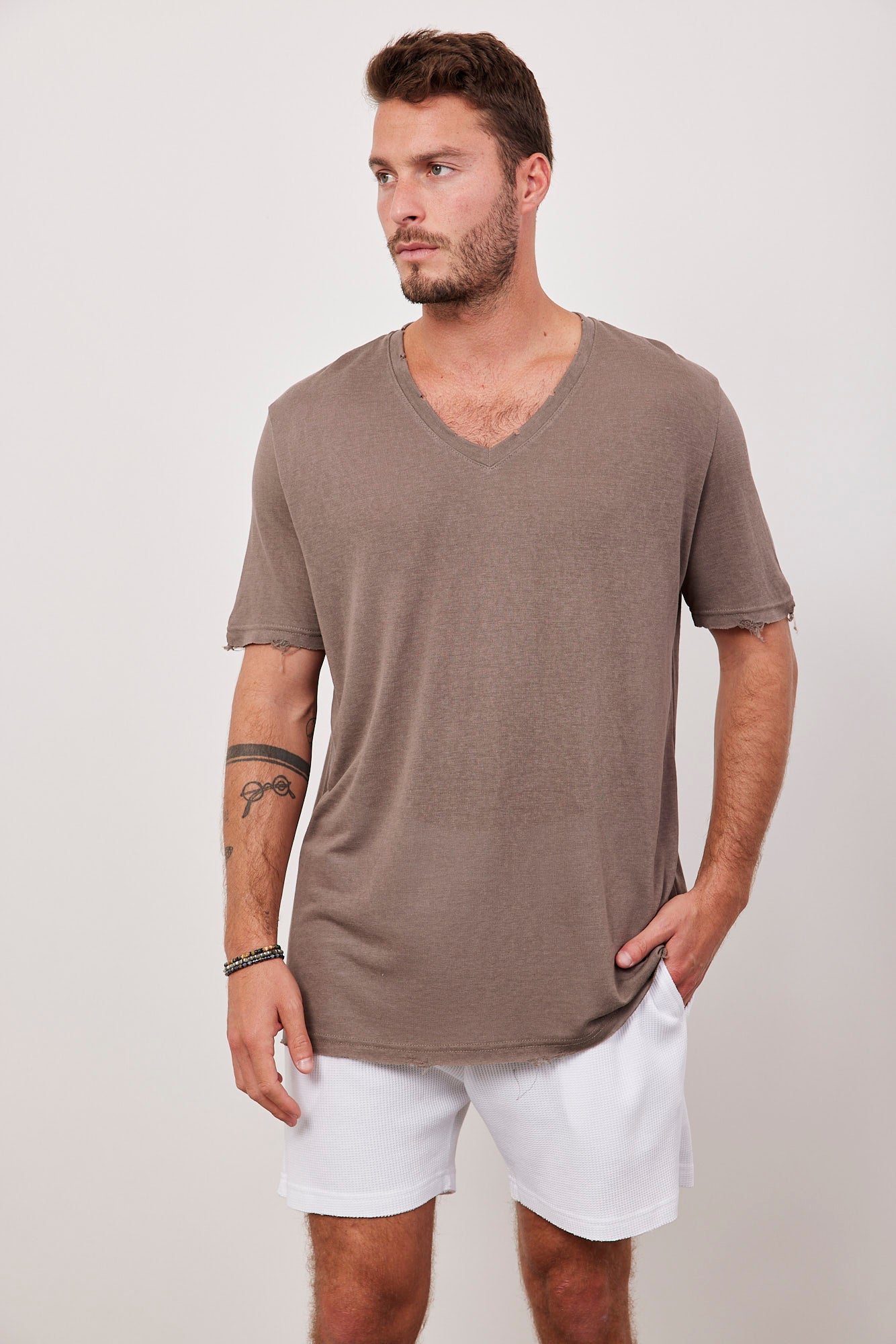 טי-שרט וי קרעים במראה פשתן - ITAY BRANDS