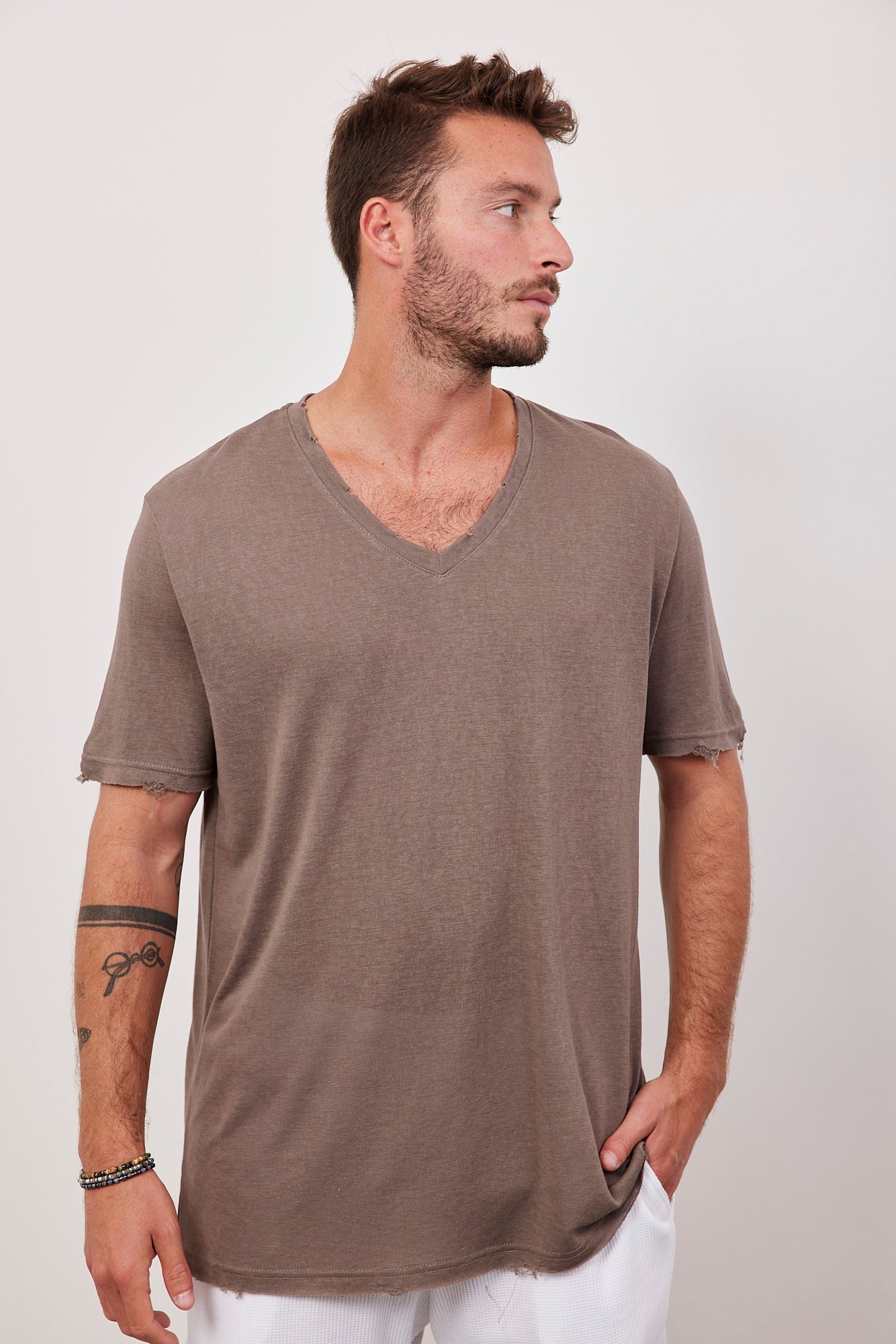 טי-שרט וי קרעים במראה פשתן - ITAY BRANDS