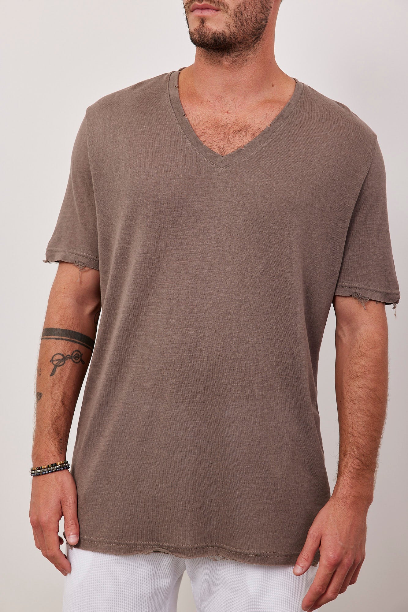 טי-שרט וי קרעים במראה פשתן - ITAY BRANDS