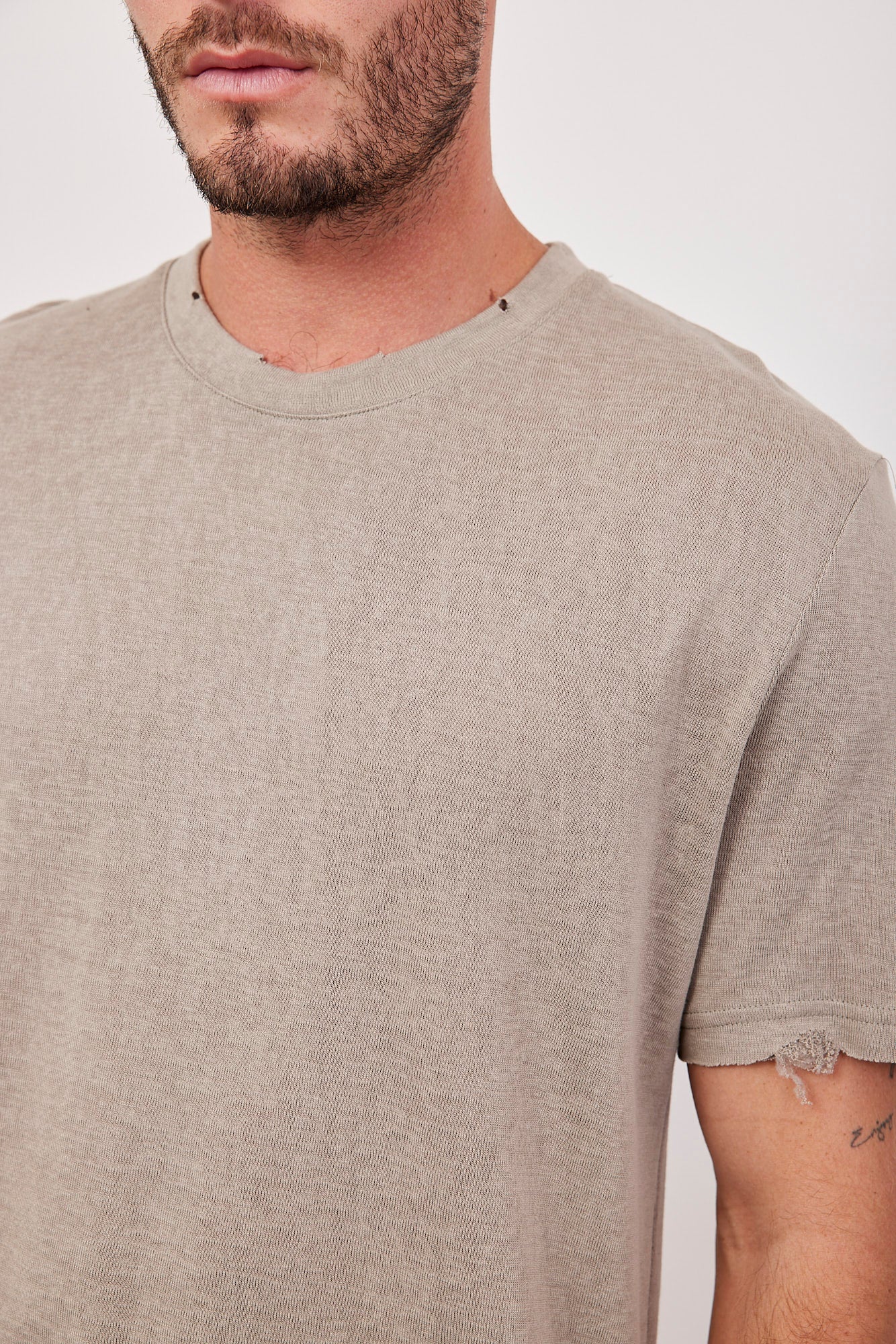 טי-שרט קרעים במראה פשתן - ITAY BRANDS