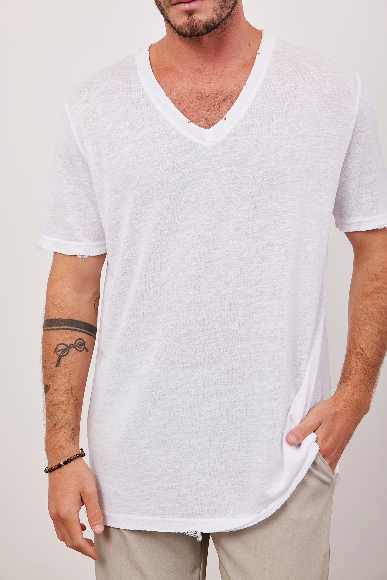 טי-שרט וי קרעים במראה פשתן - ITAY BRANDS