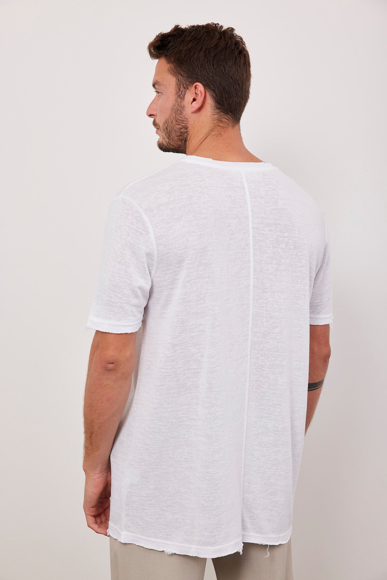 טי-שרט וי קרעים במראה פשתן - ITAY BRANDS