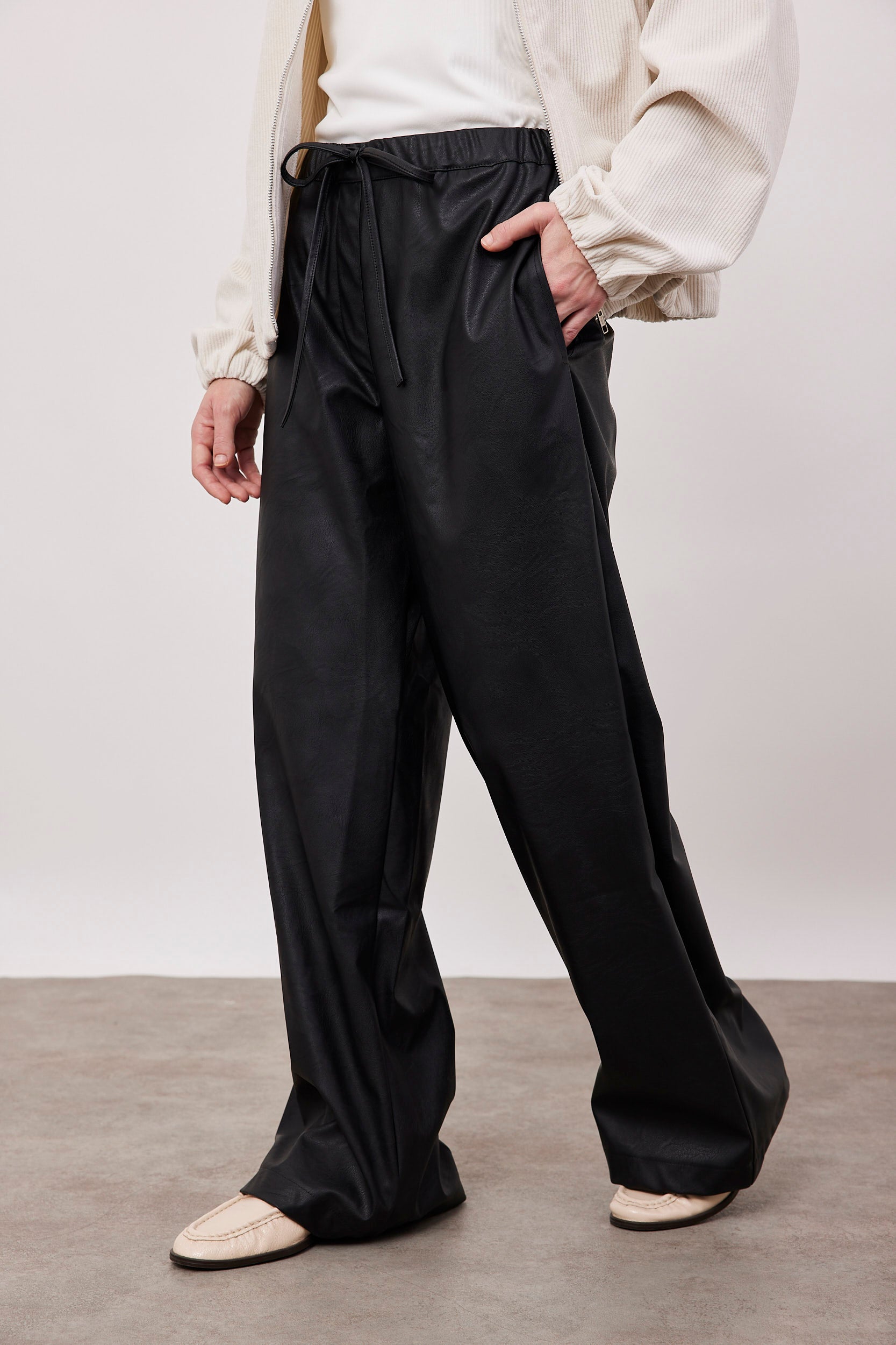 מכנסיים ארוכים דמוי עור