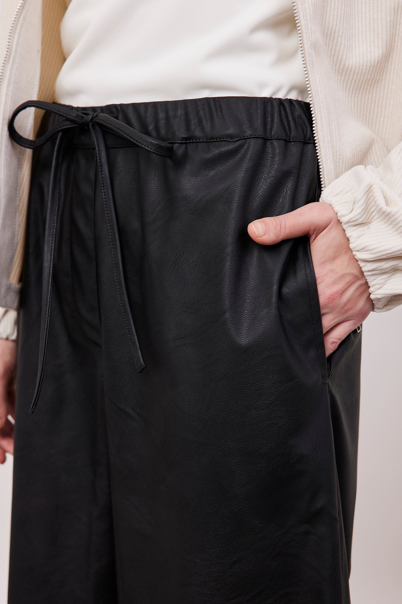 מכנסיים ארוכים דמוי עור