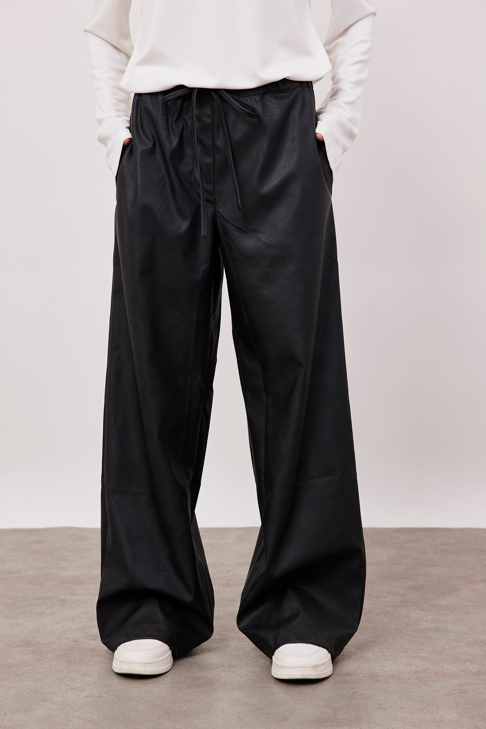 מכנסיים ארוכים דמוי עור